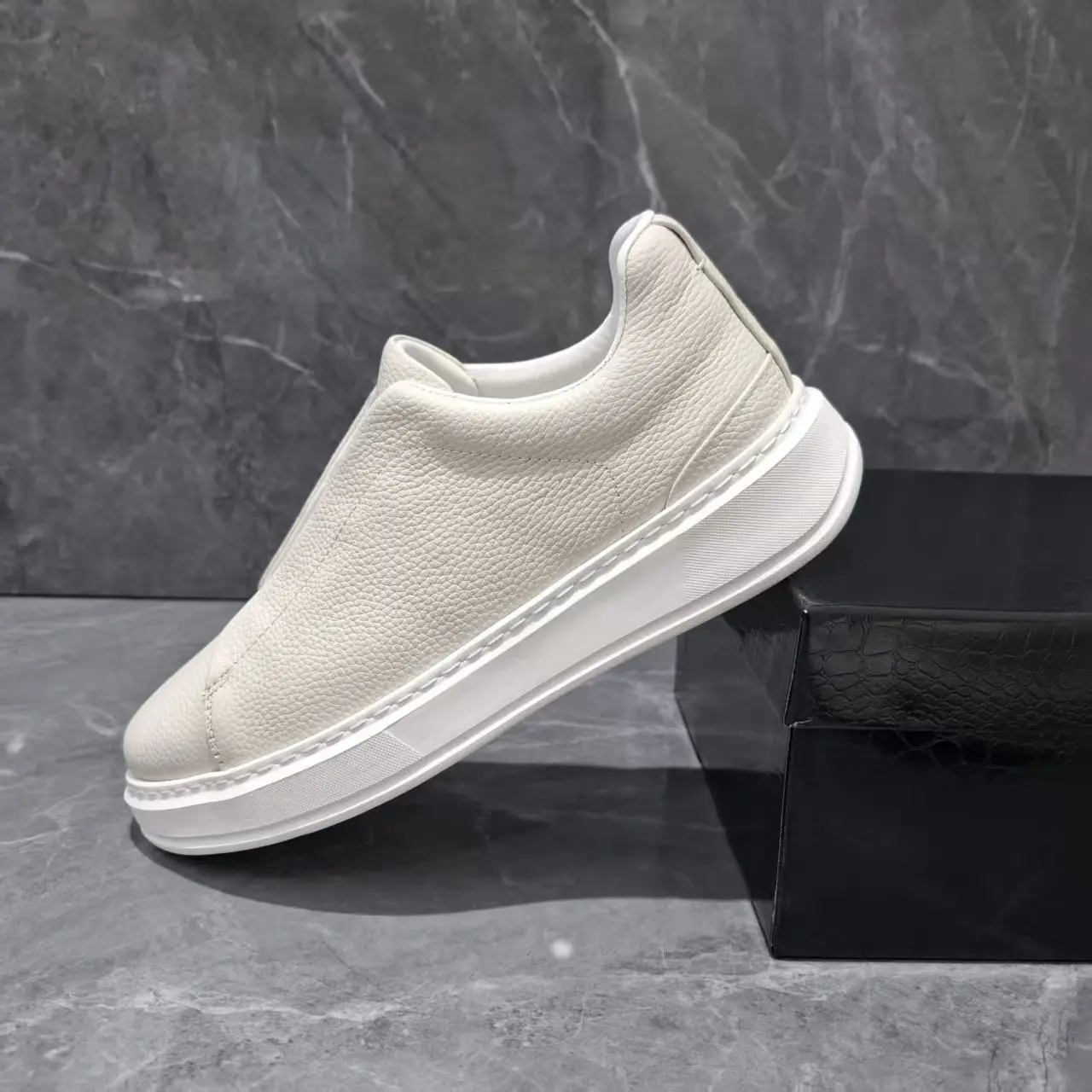 Men Casual Shoes Genuine Leather Solid White Flats Low Shoes For Man Slip On Luxury Brand Designers Sneakers 2026 New Fashion
Men Casual Shoes Genuine Leather Solid White Flats Low Shoes For Man Slip On Luxury Brand Designers Sneakers 2026 New Fashion