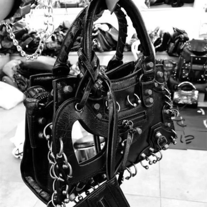 Новая женская сумка через плечо 2026 года в европейском винтажном стиле, укороченная, с заклепками, в стиле мотоциклетной сумки, из мягкого материала, дизайн кроссбоди
Новая женская сумка через плечо 2026 года в европейском винтажном стиле, укороченная, с заклепками, в стиле мотоциклетной сумки, из мягкого материала, дизайн кроссбоди