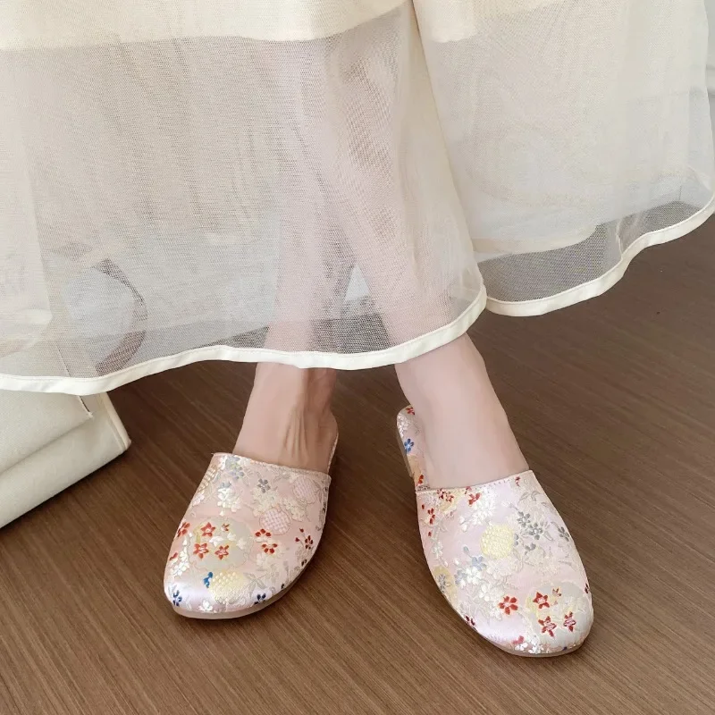 2025 New Summer Closed Toe Women's Slippers Fashion Embroidery Daily Soft Bottom Comfortable Plus Size Best Seller Flat Slippers
2025 New Summer Closed Toe Women's Slippers Fashion Embroidery Daily Soft Bottom Comfortable Plus Size Best Seller Flat Slippers
