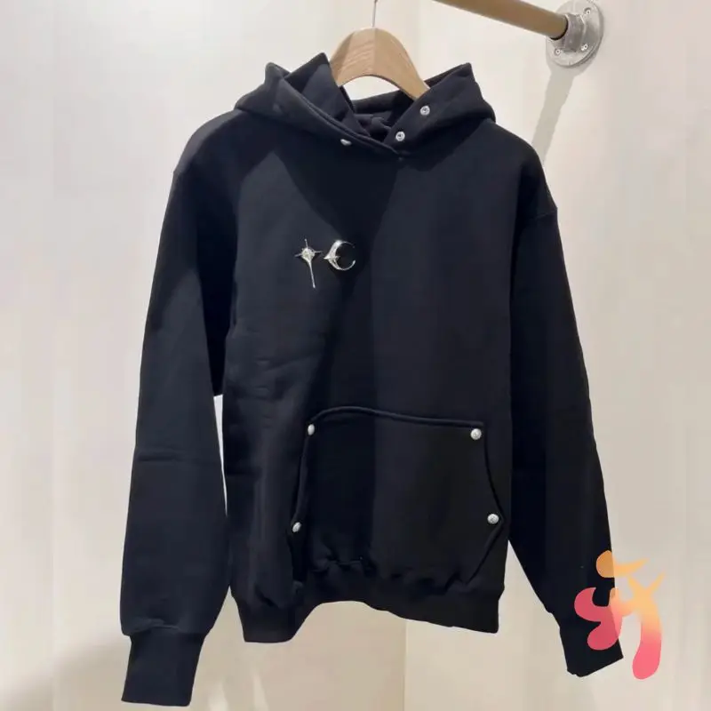 Vinatge уличные толстовки с металлическим логотипом Thug Club Hoodys хлопковые толстовки с карманами со Звездной Луной и бусинами повседневные чистые толстовки для мужчин и женщин
Vinatge уличные толстовки с металлическим логотипом Thug Club Hoodys хлопковые толстовки с карманами со Звездной Луной и бусинами повседневные чистые толстовки для мужчин и женщин