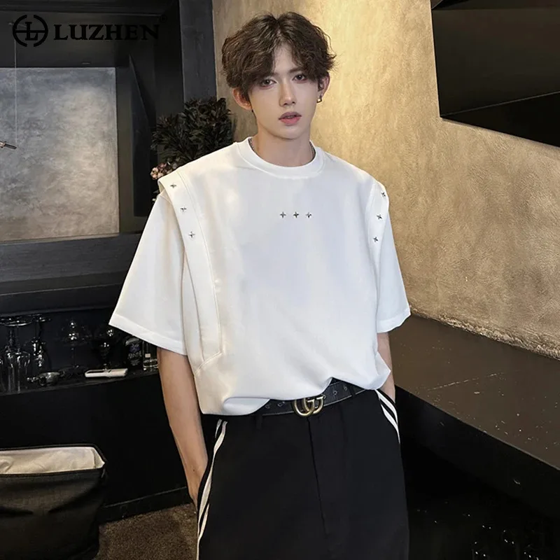 LUZHEN 2025 New Rivet Metal Decorate Splicing Short Sleeve Design T-shirts Men's Summer Solid Color Shoulder Pad Clothes JY3099
LUZHEN 2025 New Rivet Metal Decorate Splicing Short Sleeve Design T-shirts Men's Summer Solid Color Shoulder Pad Clothes JY3099