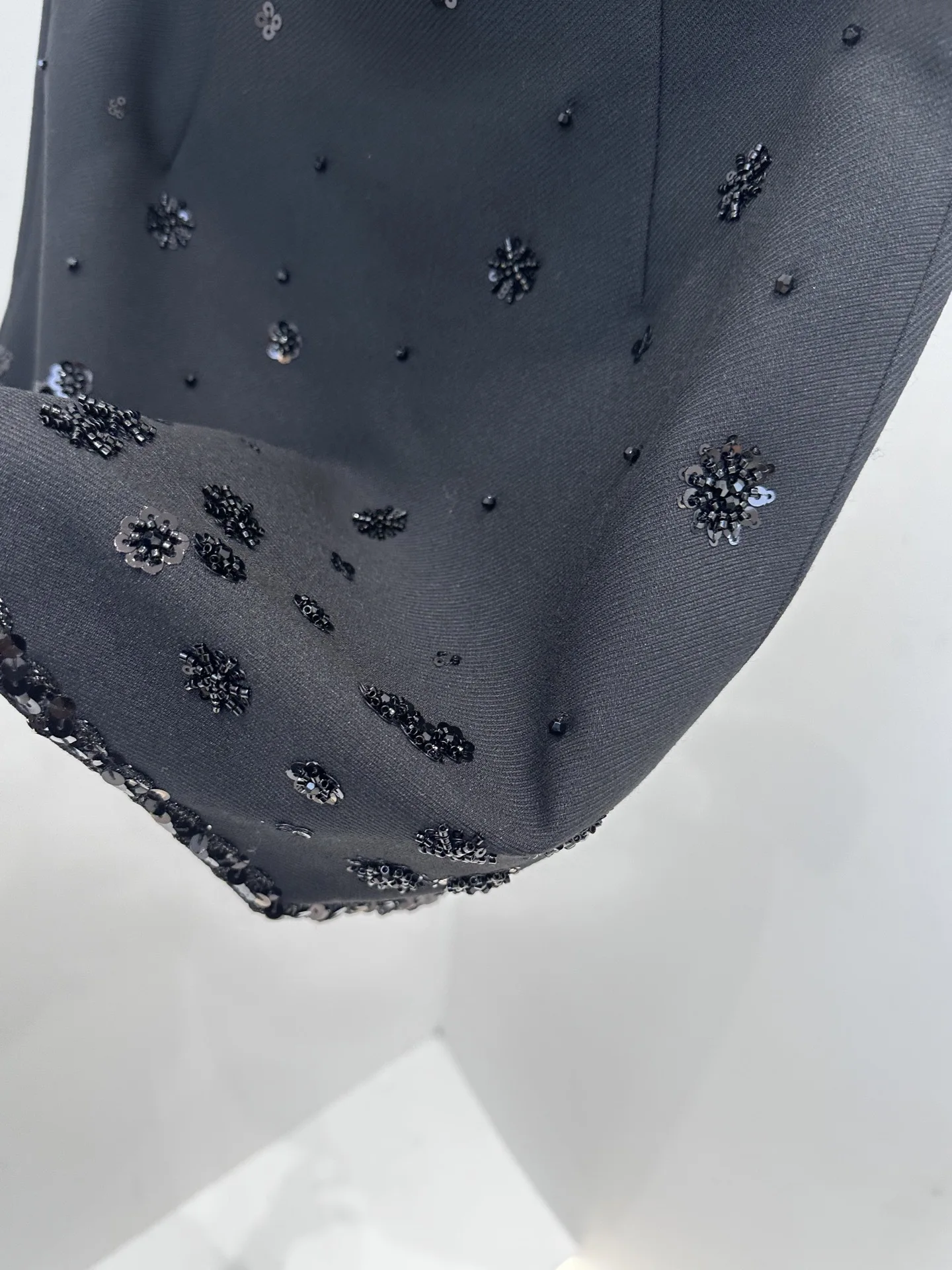 Women Black Set Sequin Flower Decoration Single Breasted Short Jacket + Mini Skirt for Female 2026 Autumn New
Women Black Set Sequin Flower Decoration Single Breasted Short Jacket + Mini Skirt for Female 2026 Autumn New