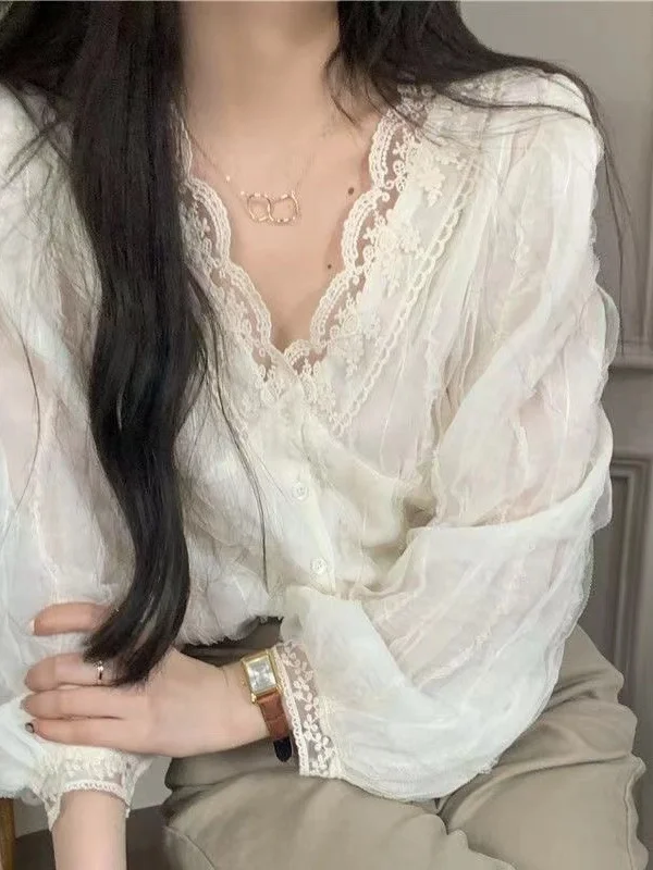 French Style Cotton Blend Long Sleeve Short Shirt Sweet Gentle Base Layer Top Trendy Lace Patchwork V Neck Bubble Sleeve
French Style Cotton Blend Long Sleeve Short Shirt Sweet Gentle Base Layer Top Trendy Lace Patchwork V Neck Bubble Sleeve