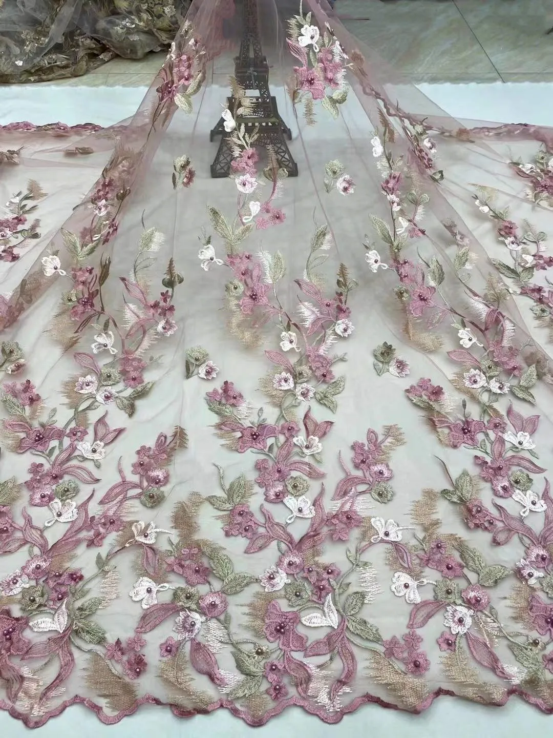 High qualtiy Dress design Thread Embroidery with bead African fabric French tulle net lace For Party dresses/Fashion dress
High qualtiy Dress design Thread Embroidery with bead African fabric French tulle net lace For Party dresses/Fashion dress