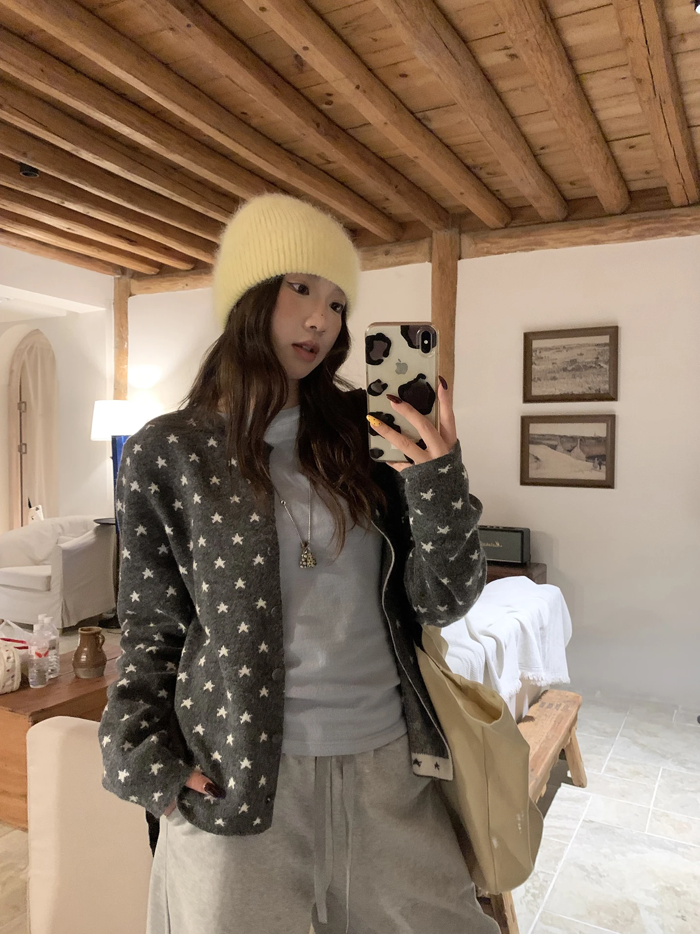 Женский вязаный кардиган Stars Sweater Jaet: Новинка осенне-зимнего сезона, свободный крой, круглый вырез, длинный рукав, повседневный стиль
Женский вязаный кардиган Stars Sweater Jaet: Новинка осенне-зимнего сезона, свободный крой, круглый вырез, длинный рукав, повседневный стиль