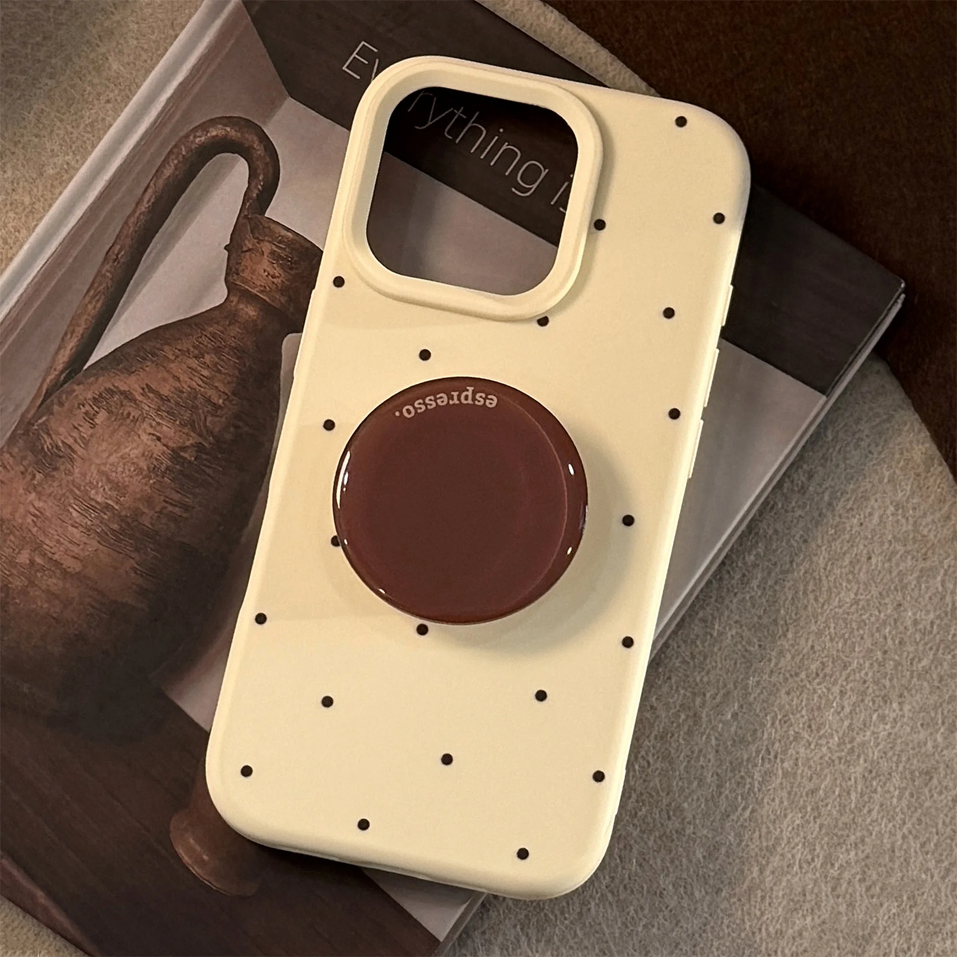 Ретро-чехол для iPhone с подставкой, кремовый в горошек, кофейного цвета, совместим с iPhone 13-16 и 15 Pro Max
Ретро-чехол для iPhone с подставкой, кремовый в горошек, кофейного цвета, совместим с iPhone 13-16 и 15 Pro Max