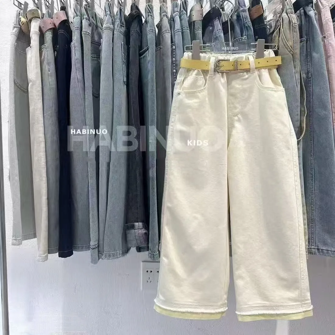 Girls Jeans Spring and Autumn New Korean Fashionable Loose Straight Trousers Large Children's Casual Wide Leg Pants No belt
Girls Jeans Spring and Autumn New Korean Fashionable Loose Straight Trousers Large Children's Casual Wide Leg Pants No belt