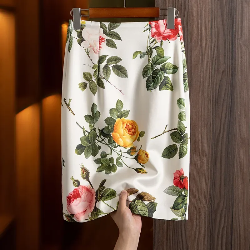 Женская белая юбка-карандаш миди с цветочным принтом, высокой талией и разрезом по низу
Женская белая юбка-карандаш миди с цветочным принтом, высокой талией и разрезом по низу