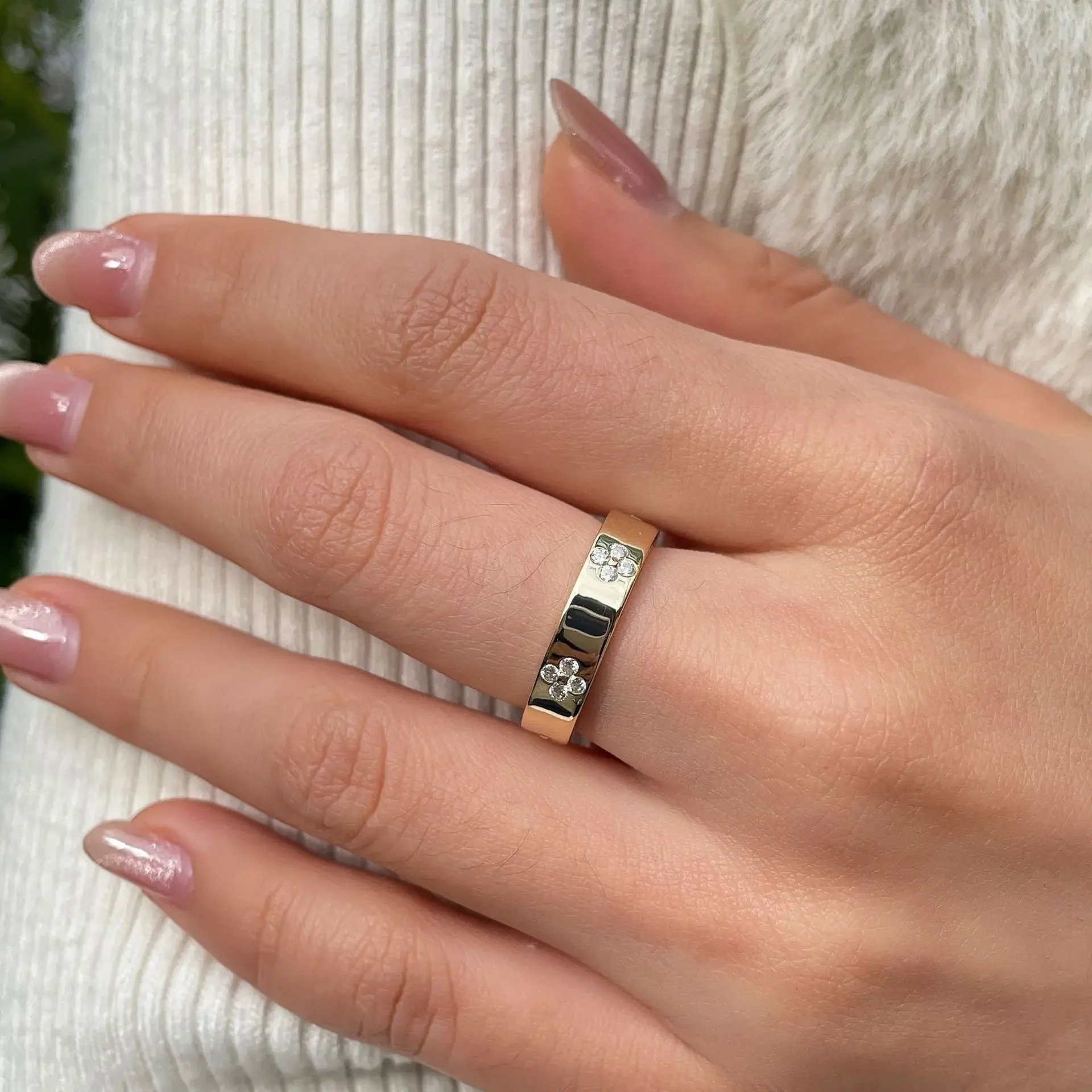 LinkerLove Moissanite Four-leaf Clover Ring 18K Gold Plated Diamond Wedding Band for Women S925 Sterling Silver Fine Jewelry
LinkerLove Moissanite Four-leaf Clover Ring 18K Gold Plated Diamond Wedding Band for Women S925 Sterling Silver Fine Jewelry