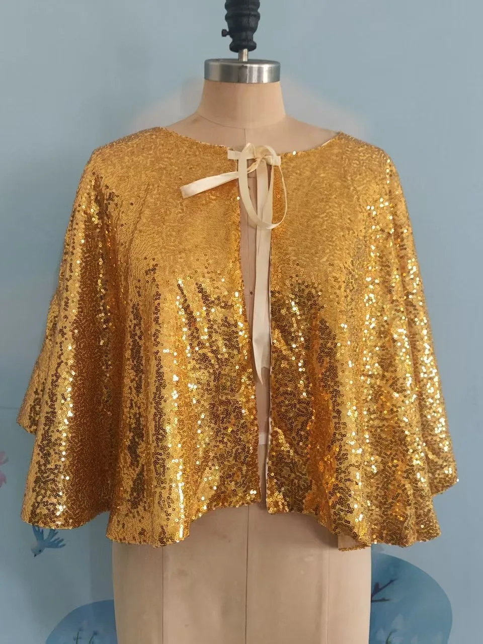 Short Halloween Role-playing Cosplay Cape Sequin Unisex Stage Performance Costume Award Ceremony Robe without Cap
Short Halloween Role-playing Cosplay Cape Sequin Unisex Stage Performance Costume Award Ceremony Robe without Cap