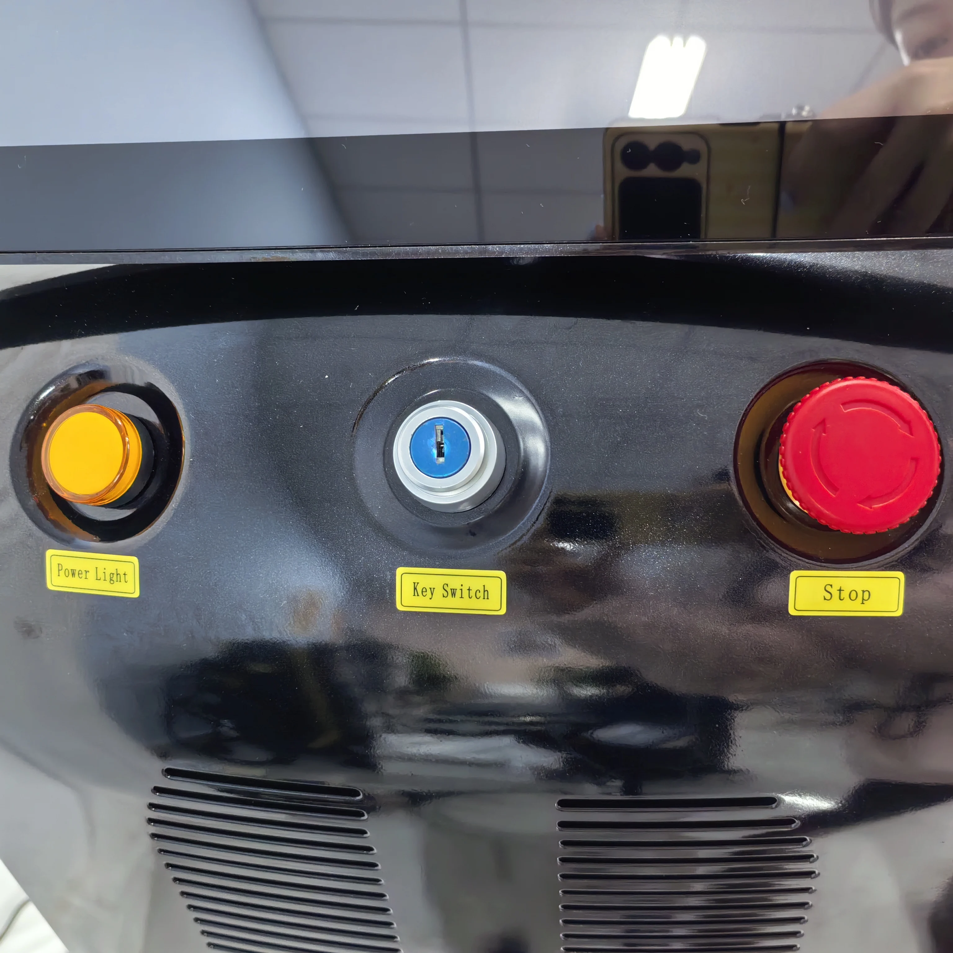 Многофункциональное лазерное косметологическое оборудование 4-в-1 для салонов красоты: аппарат для ухода за кожей, удаления волос и татуировок
Многофункциональное лазерное косметологическое оборудование 4-в-1 для салонов красоты: аппарат для ухода за кожей, удаления волос и татуировок