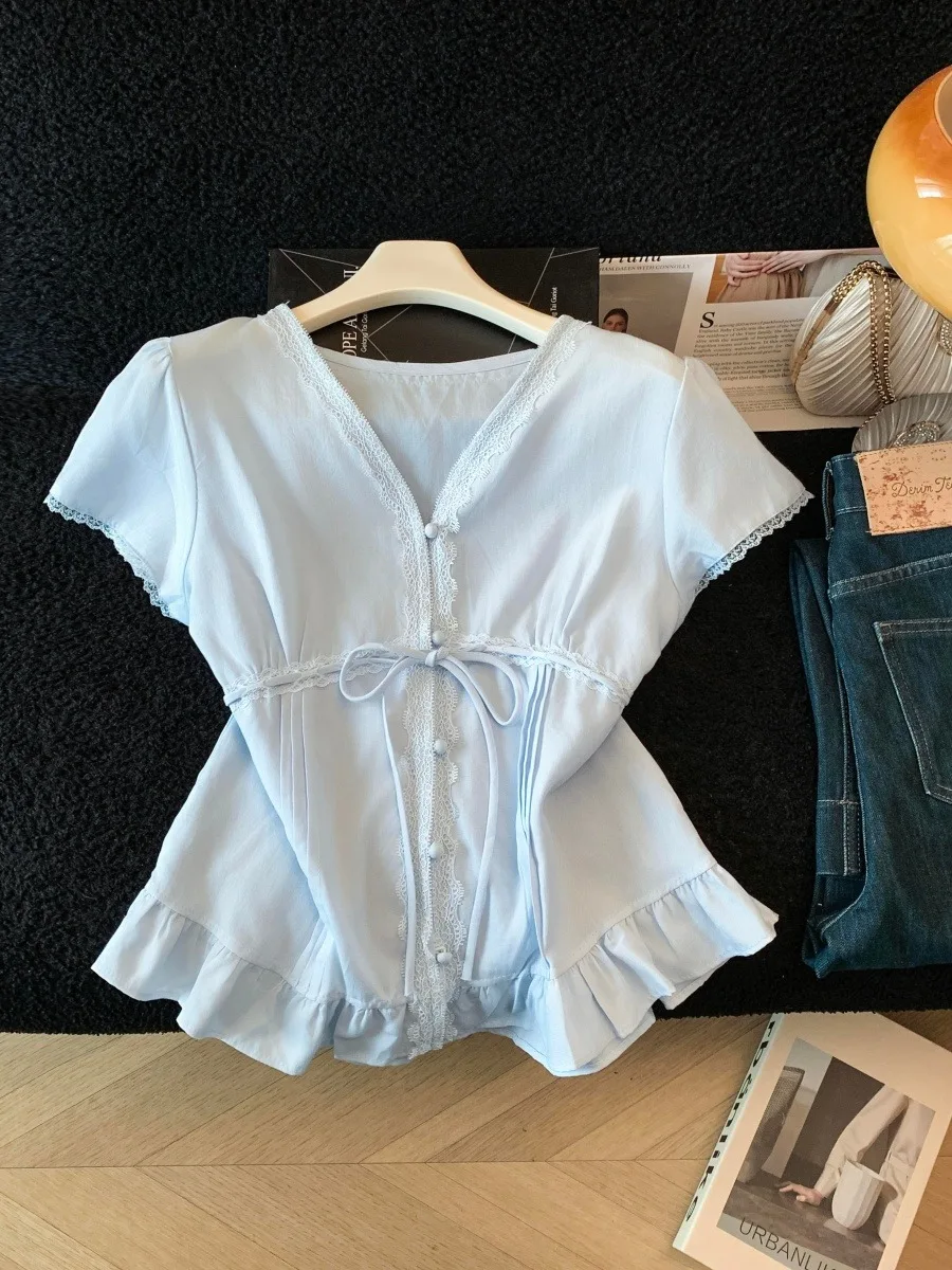 Elegant Lace Trim V-Neck Short Sleeve Shirt Women's Summer Belted Waist Slimming Pleated Skirt Hem Top Korean Style Citywalk
Elegant Lace Trim V-Neck Short Sleeve Shirt Women's Summer Belted Waist Slimming Pleated Skirt Hem Top Korean Style Citywalk