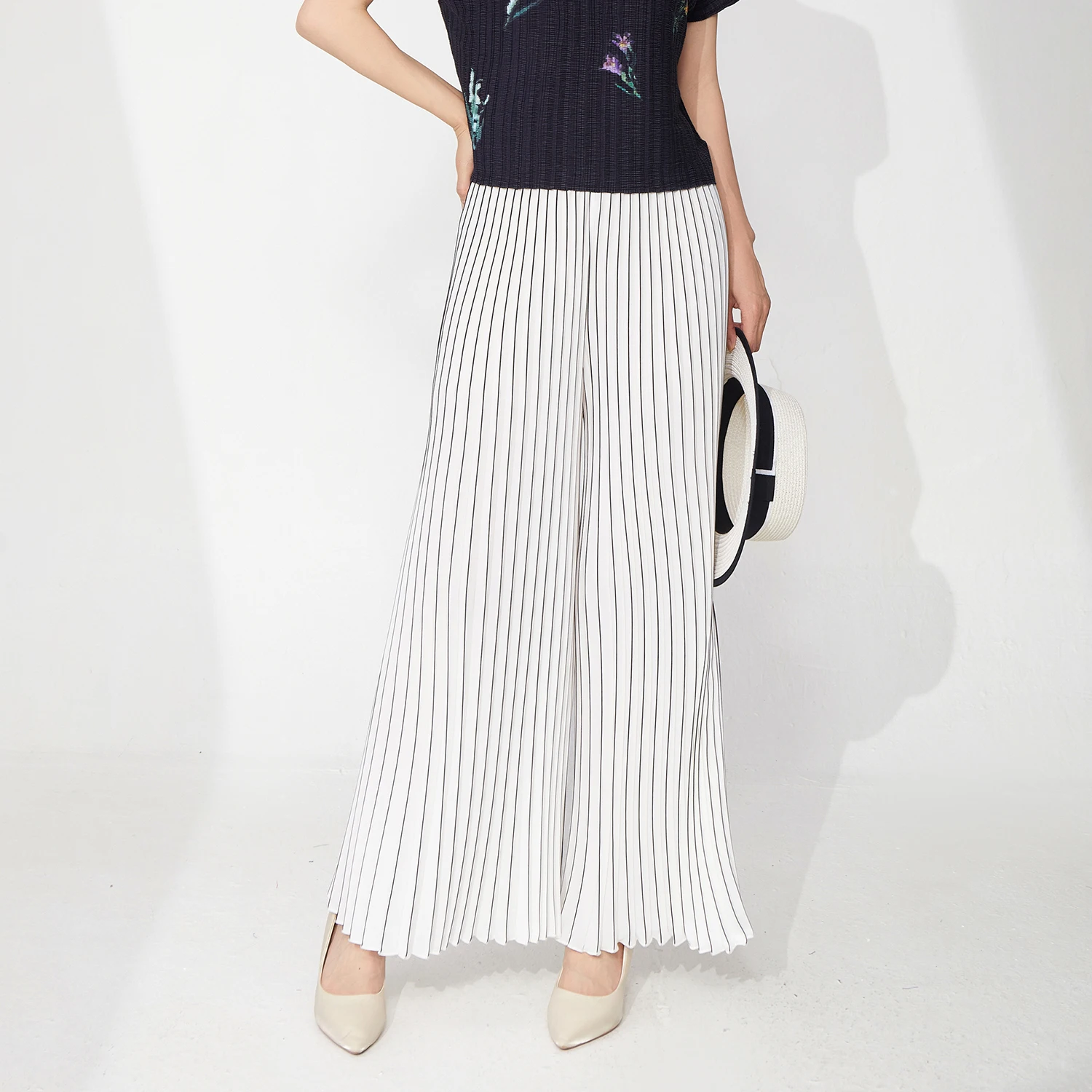 2025 Summer Newest Style Pleated Trousers Ladies Casual Style Cropped Trousers Fashion Loose Wide Leg High Waist Straight Pants
2025 Summer Newest Style Pleated Trousers Ladies Casual Style Cropped Trousers Fashion Loose Wide Leg High Waist Straight Pants