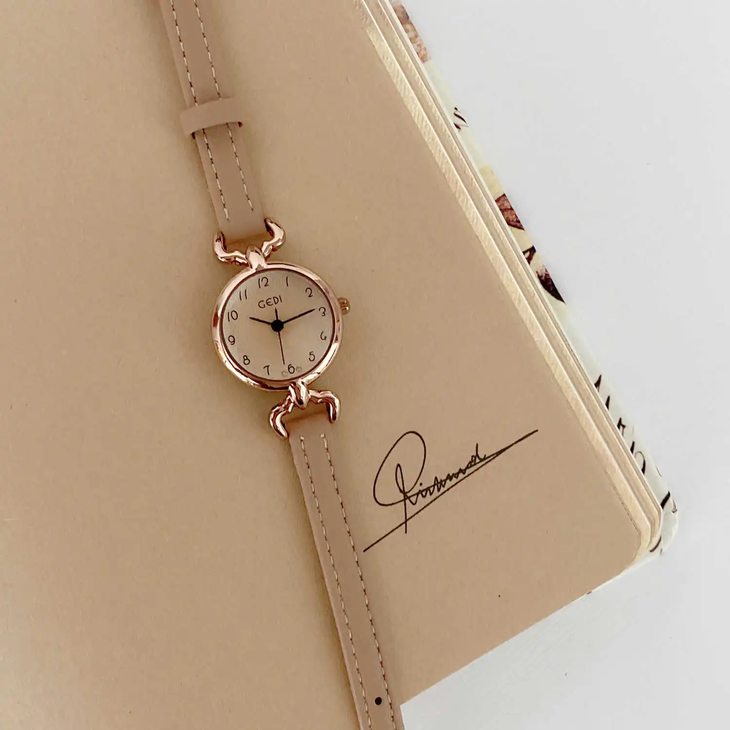 Watch female student retro literary ladies belt simple thin strap small exquisite round quartz watch high quality luxury watch
Watch female student retro literary ladies belt simple thin strap small exquisite round quartz watch high quality luxury watch