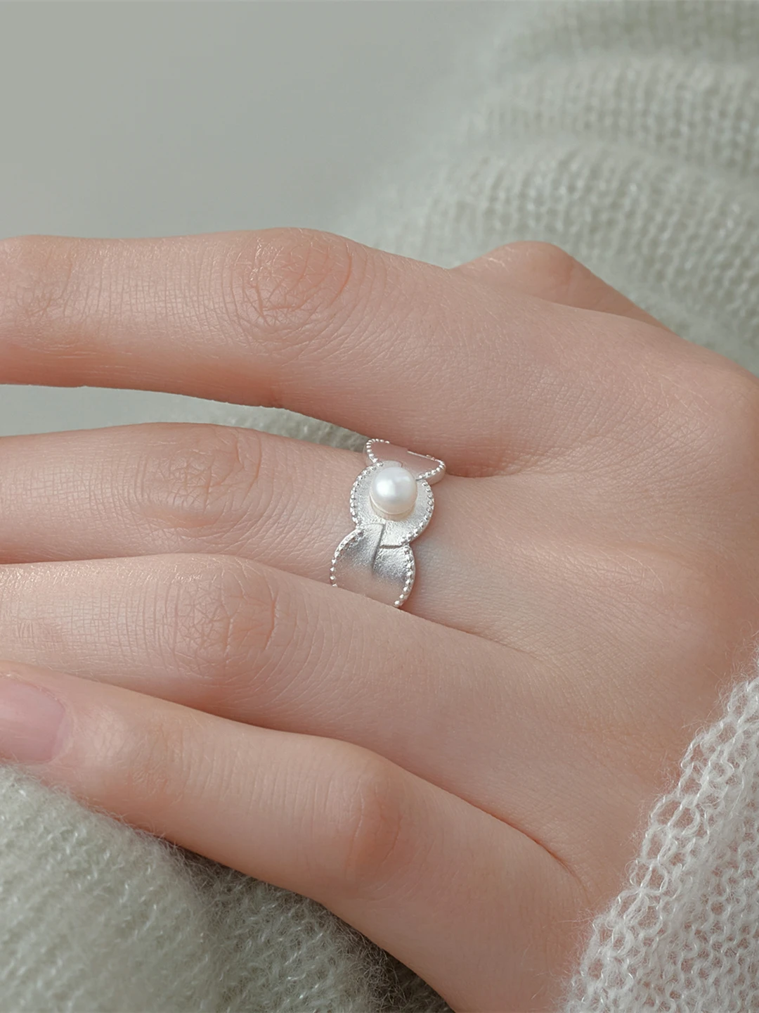 Natural Pearl round Ring Artistic Vintage Open Ring Luxury Minimalist Geometric Shape Adjustable Ring for Ladies
Natural Pearl round Ring Artistic Vintage Open Ring Luxury Minimalist Geometric Shape Adjustable Ring for Ladies