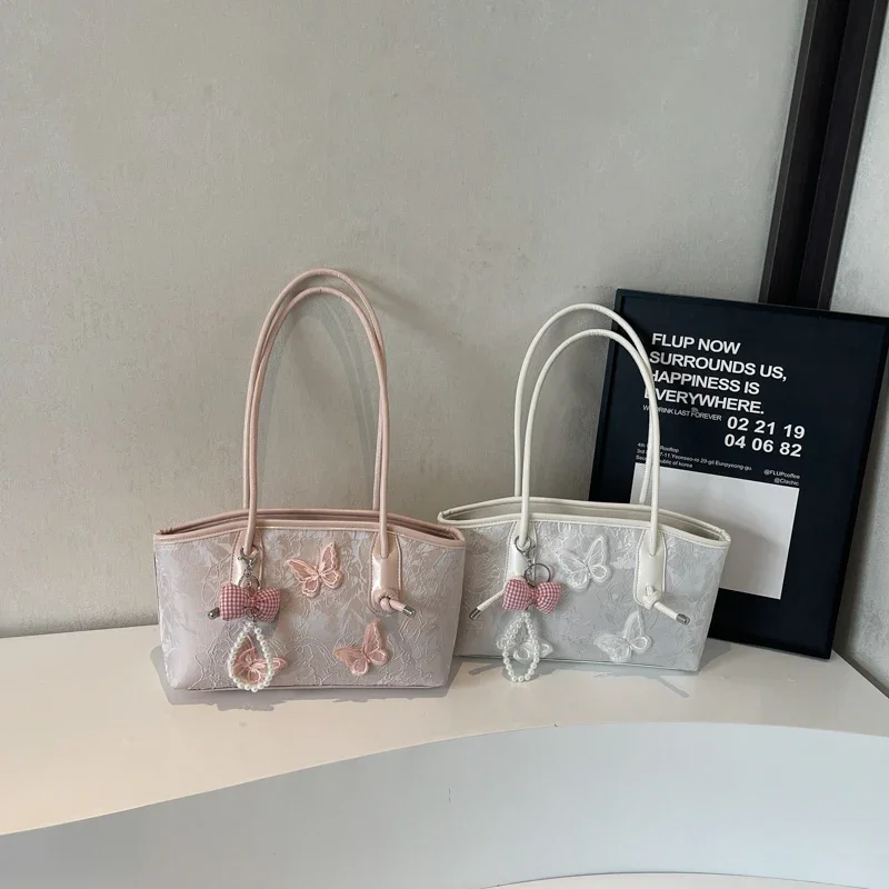 Новинка 2025 года, однотонные сумки на ремне, швейные нитки, украшение в виде бабочки из искусственной кожи, универсальные сумки высокого качества для женщин, поездок на работу
Новинка 2025 года, однотонные сумки на ремне, швейные нитки, украшение в виде бабочки из искусственной кожи, универсальные сумки высокого качества для женщин, поездок на работу