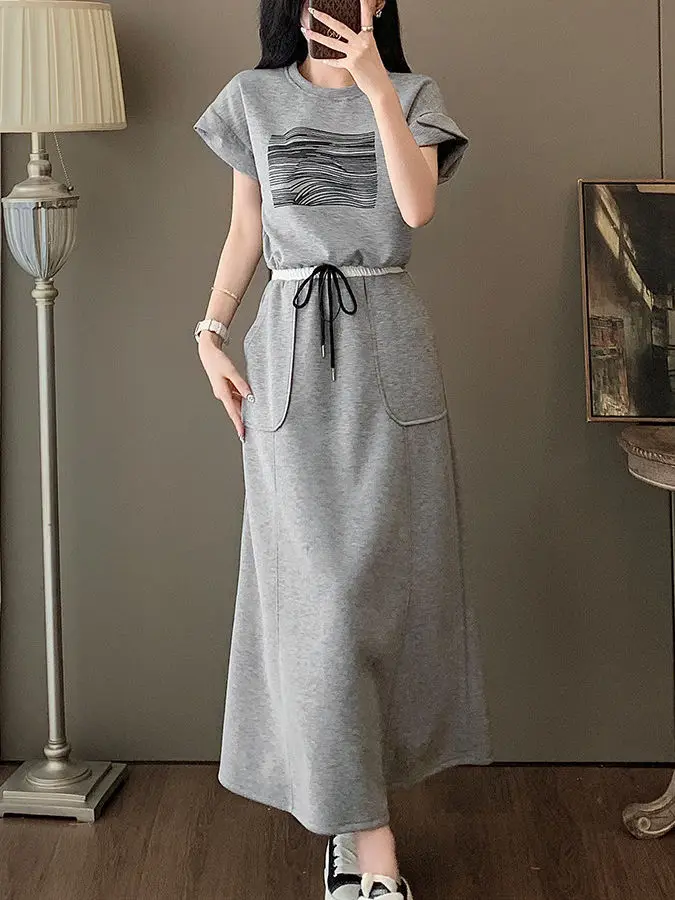 Fashionable Sporty Two-Piece Set Women's Summer Design Loose Grey Short-Sleeve Top High-Waisted Midi Skirt Ensemble
Fashionable Sporty Two-Piece Set Women's Summer Design Loose Grey Short-Sleeve Top High-Waisted Midi Skirt Ensemble