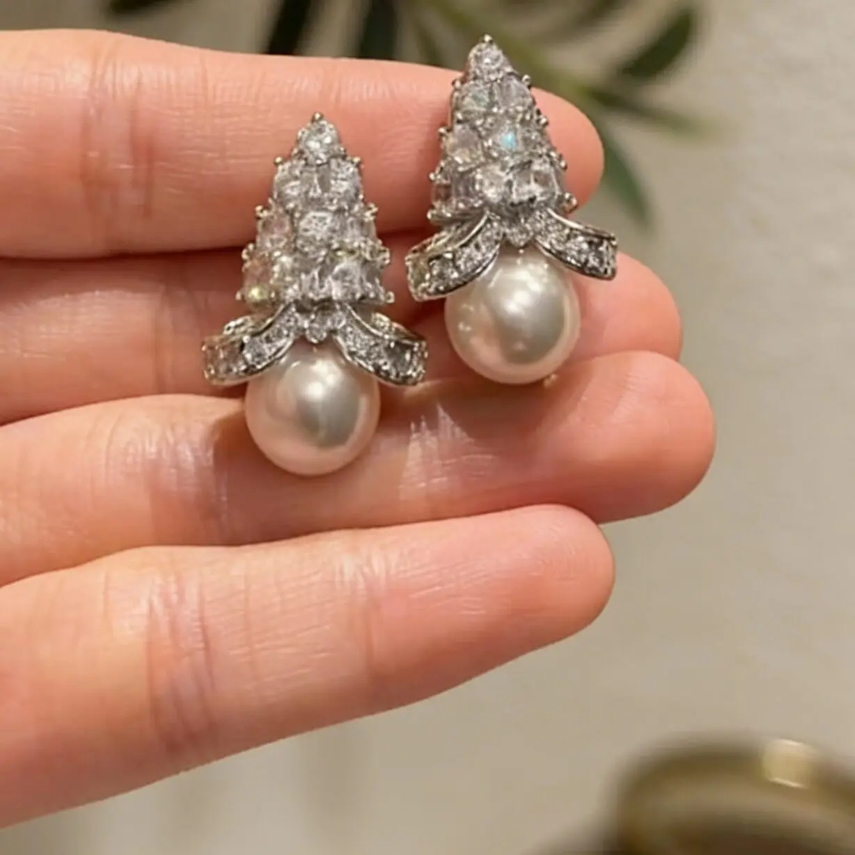 Lovely Christmas tree-shaped stud earrings zircon pearls vintage necklace gorgeous women jewelry set
Lovely Christmas tree-shaped stud earrings zircon pearls vintage necklace gorgeous women jewelry set