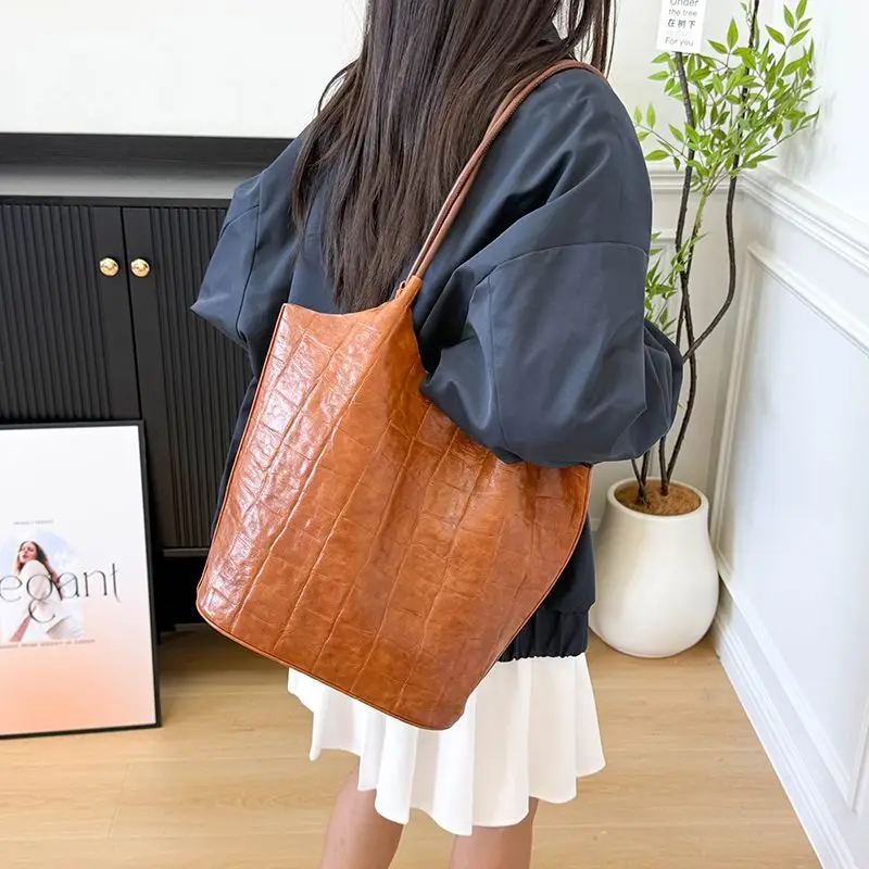 Simple Underarm Bags Women 2026 New Bag Versatile Commuter Fashion Tote Pack Casual Large-capacity One Shoulder Handbag Package
Simple Underarm Bags Women 2026 New Bag Versatile Commuter Fashion Tote Pack Casual Large-capacity One Shoulder Handbag Package