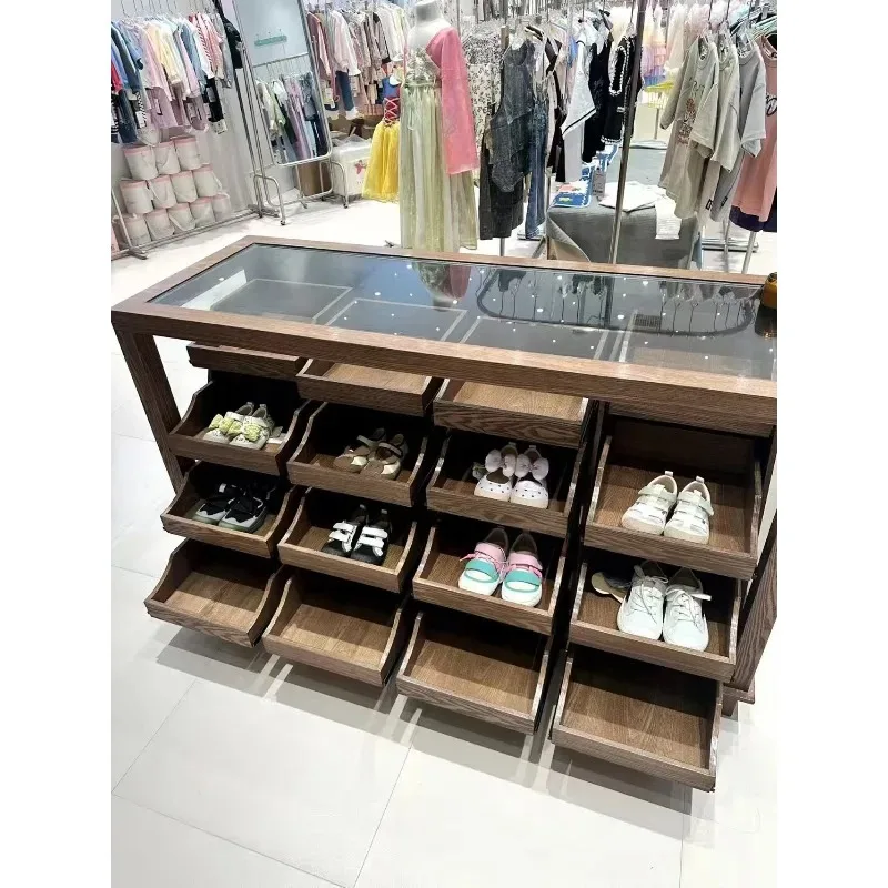 Витрина для одежды в магазине Nakajima, прилавок для демонстрации женской одежды, водонепроницаемый столик.
Витрина для одежды в магазине Nakajima, прилавок для демонстрации женской одежды, водонепроницаемый столик.