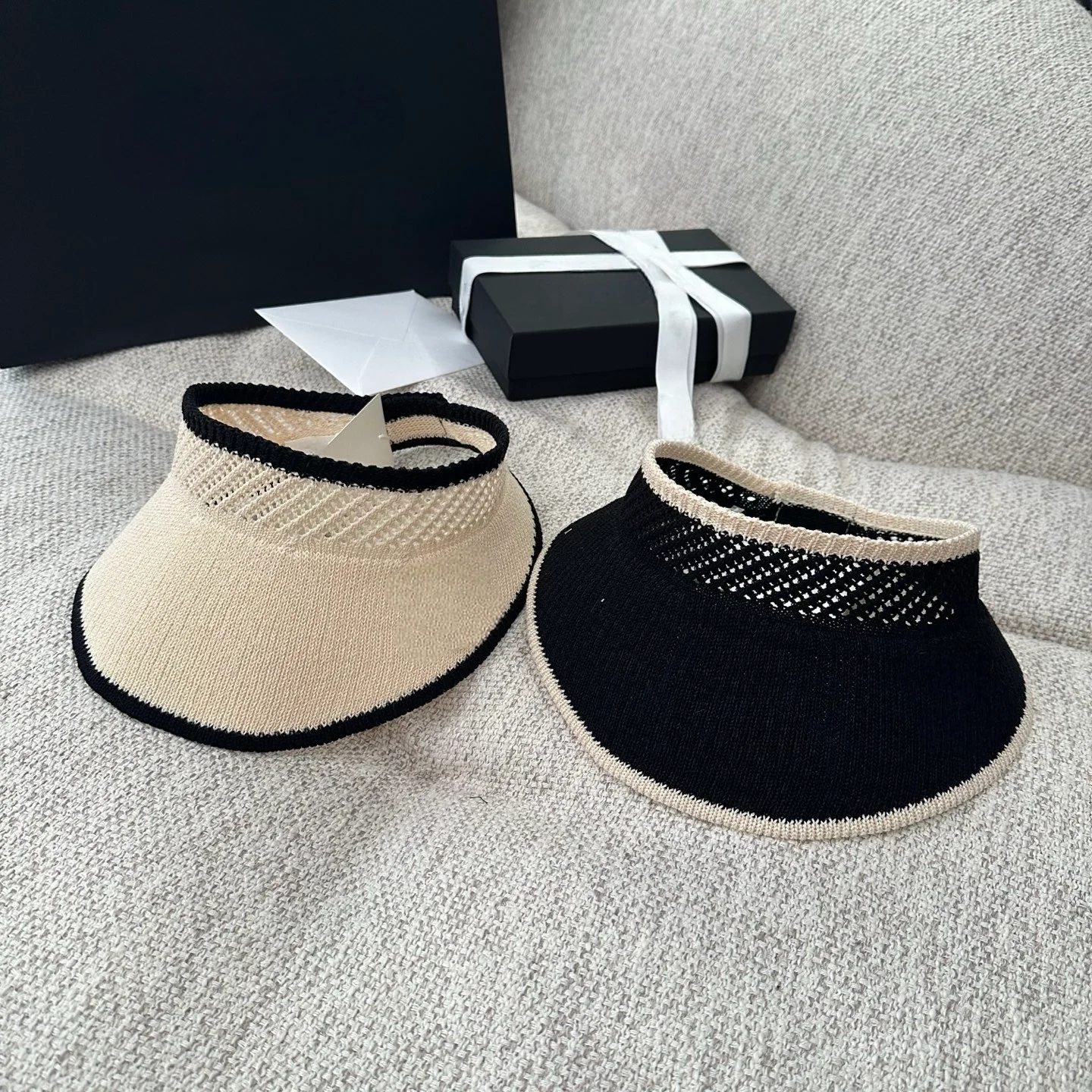 Women Hollow Out Knit Visor Hat Contrast Beige Trim Open Top Sun Cap Breathable Empty Top Sports Headband Summer Outdoor UV Prot
Women Hollow Out Knit Visor Hat Contrast Beige Trim Open Top Sun Cap Breathable Empty Top Sports Headband Summer Outdoor UV Prot