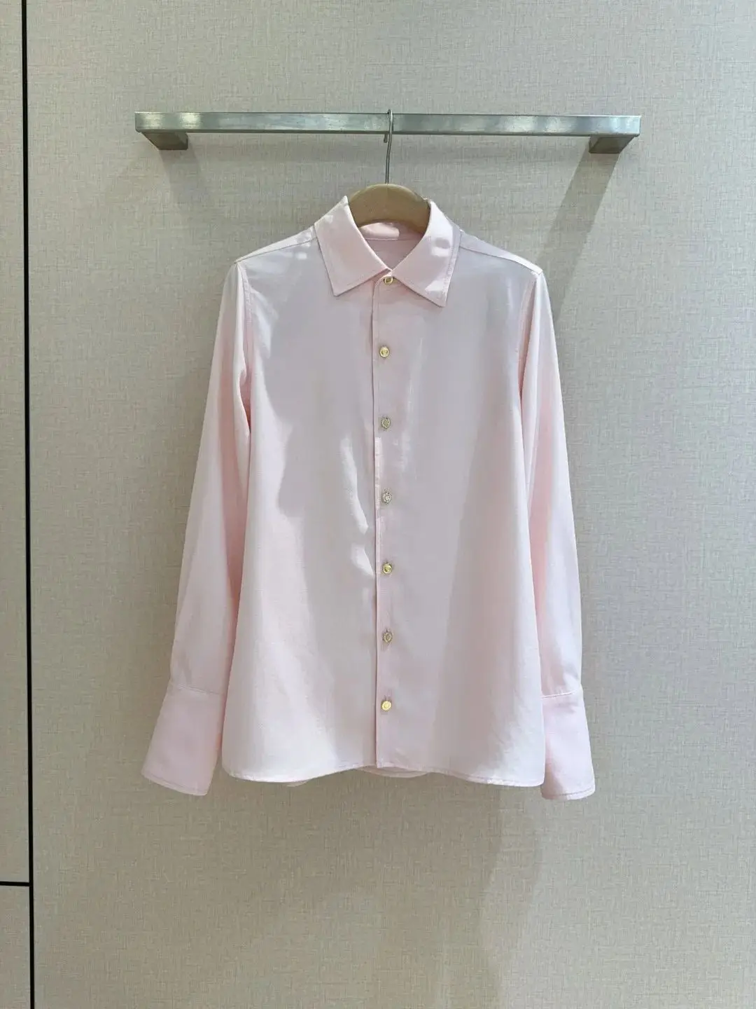 2025 Spring New Women's Long Sleeve Silk Blouse Soft Peach Satin Skin-Friendly Classic Lapel Button Down Office Tops Matching Sk
2025 Spring New Women's Long Sleeve Silk Blouse Soft Peach Satin Skin-Friendly Classic Lapel Button Down Office Tops Matching Sk