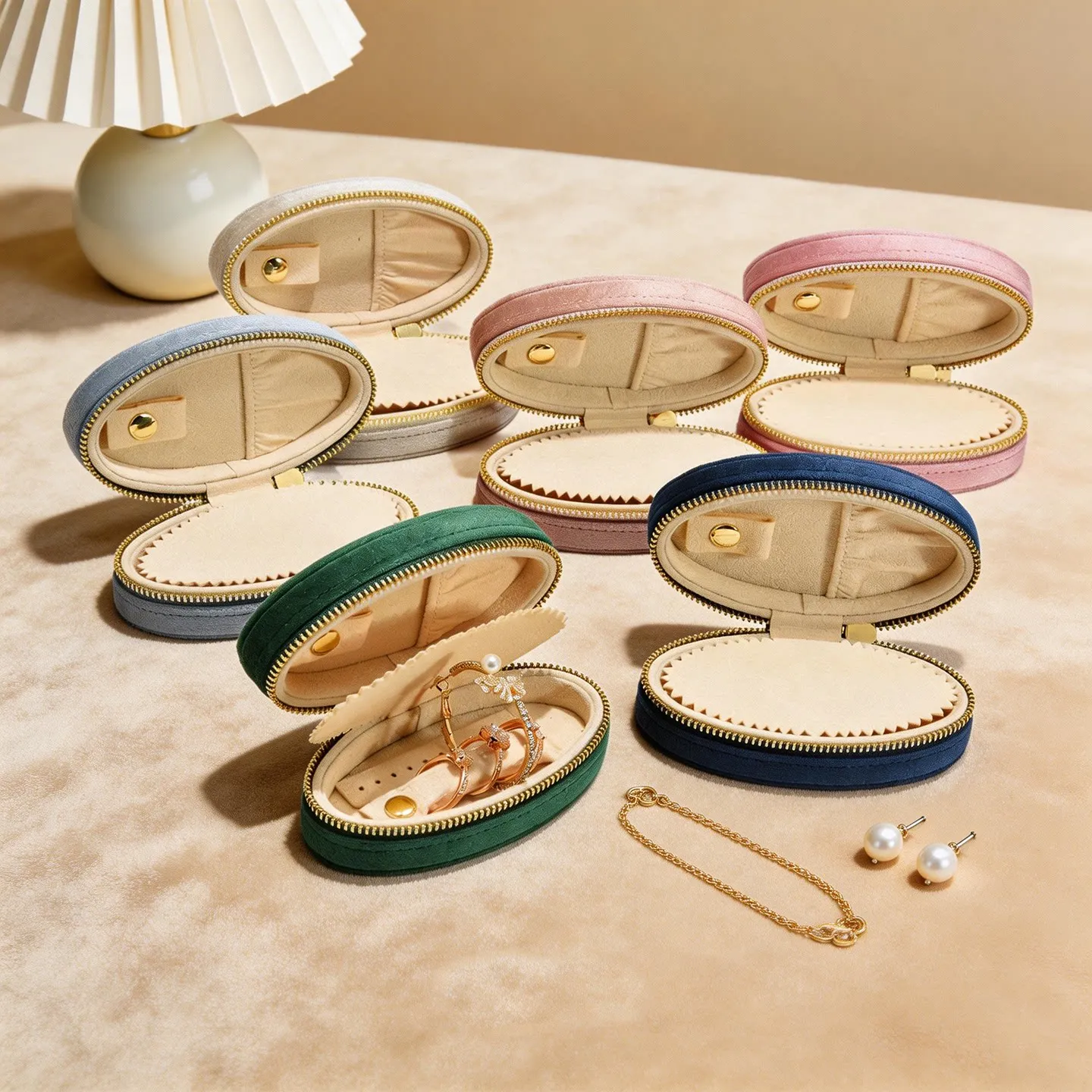 Portable mini jewelry box, light luxury velvet jewelry storage box, earrings, necklaces and rings, portable jewelry box
Portable mini jewelry box, light luxury velvet jewelry storage box, earrings, necklaces and rings, portable jewelry box