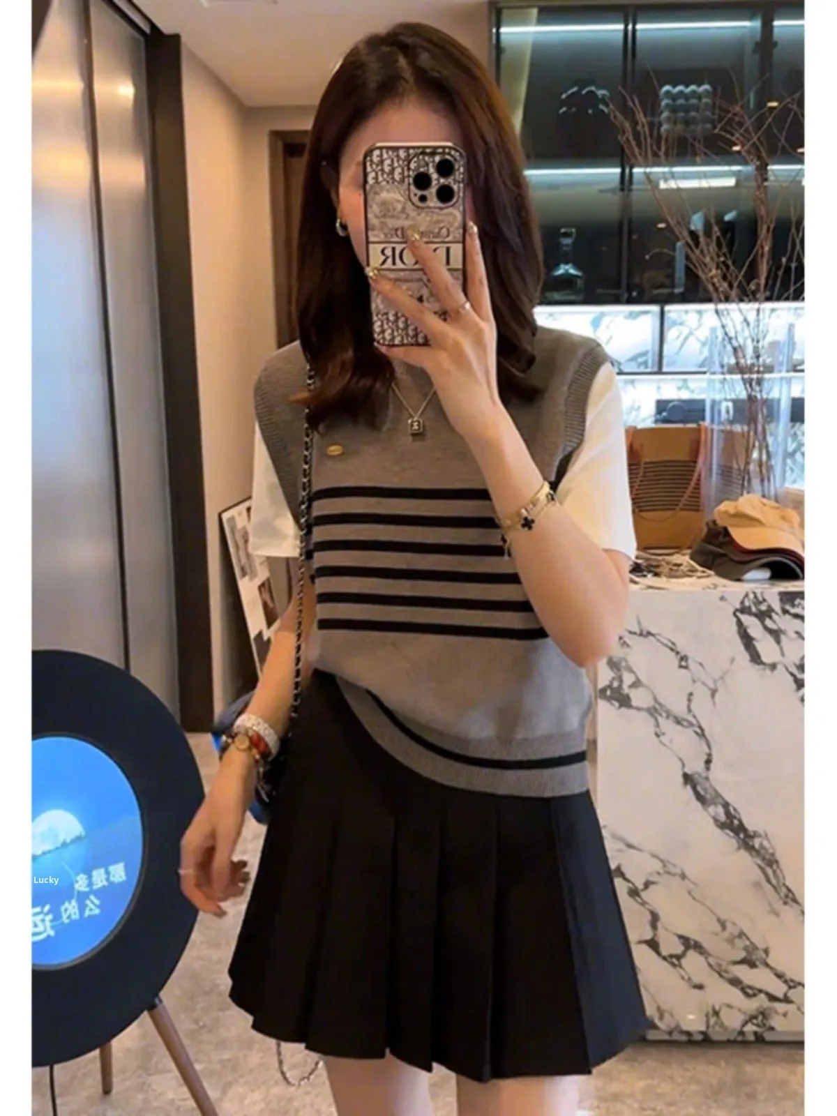 Women's Knitted Vest Top Striped Spring Autumn 2024 New Style College Wind Two-Piece Set round Neck Regular Length Pure Color
Women's Knitted Vest Top Striped Spring Autumn 2024 New Style College Wind Two-Piece Set round Neck Regular Length Pure Color