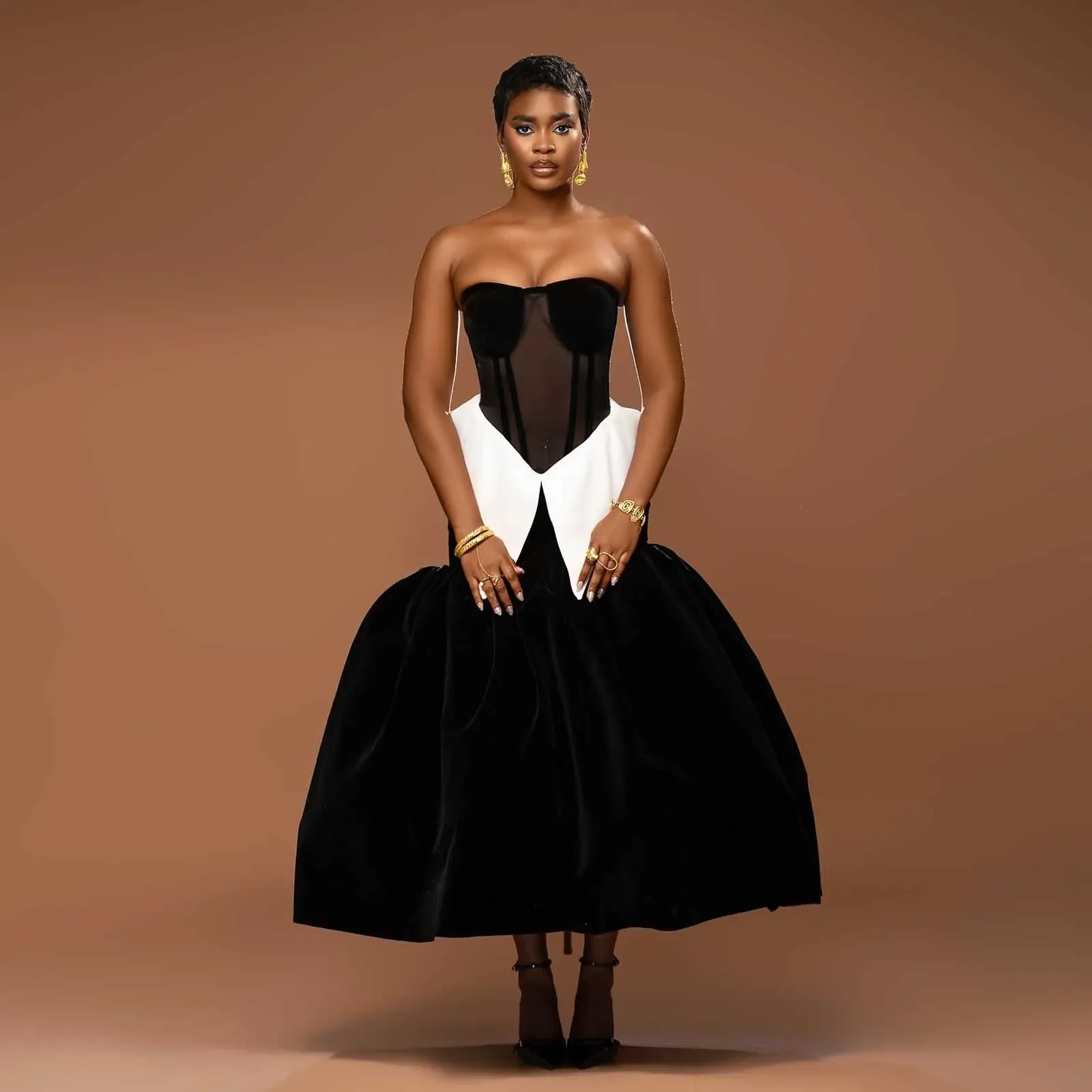 Индивидуальное 2026 новое элегантное черное платье трапециевидной формы золотого бархата с бантом бальное платье сексуальное иллюзионное облегающее вечернее платье для вечеринок
Индивидуальное 2026 новое элегантное черное платье трапециевидной формы золотого бархата с бантом бальное платье сексуальное иллюзионное облегающее вечернее платье для вечеринок