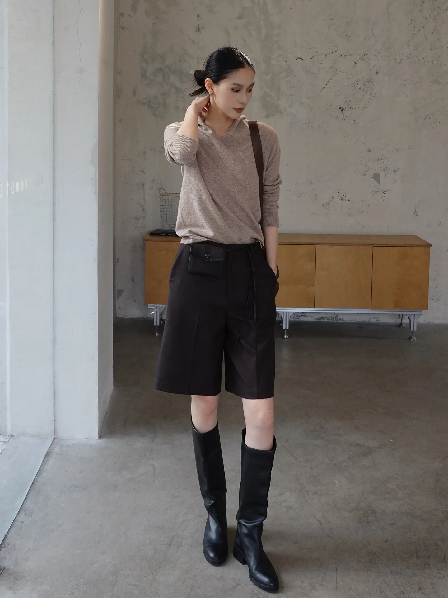 Вязаный свитер JIEJI Zhang из 100% шерсти с капюшоном, V-образным вырезом, универсальный, удобный, свободного кроя, для повседневной носки
Вязаный свитер JIEJI Zhang из 100% шерсти с капюшоном, V-образным вырезом, универсальный, удобный, свободного кроя, для повседневной носки