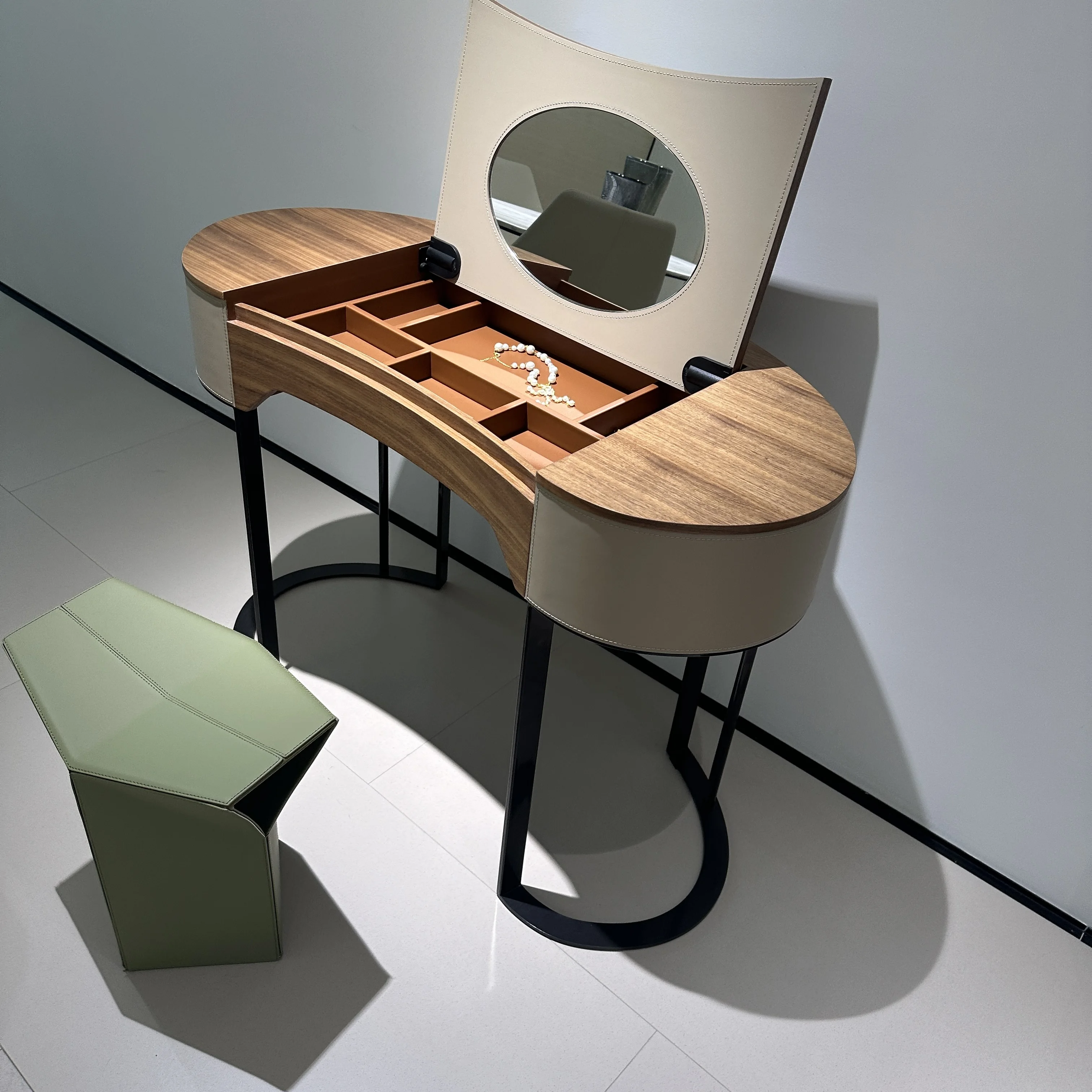 High quality dresser design modern 1.1m clamshell mirror makeup dresser
High quality dresser design modern 1.1m clamshell mirror makeup dresser