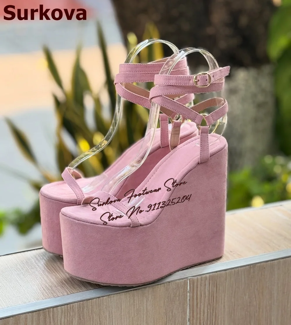 Surkova розовые замшевые босоножки на высокой танкетке с ультра-платформой и одной полосой, летние модельные туфли с пряжками и ремешками, обувь с открытой пяткой
Surkova розовые замшевые босоножки на высокой танкетке с ультра-платформой и одной полосой, летние модельные туфли с пряжками и ремешками, обувь с открытой пяткой