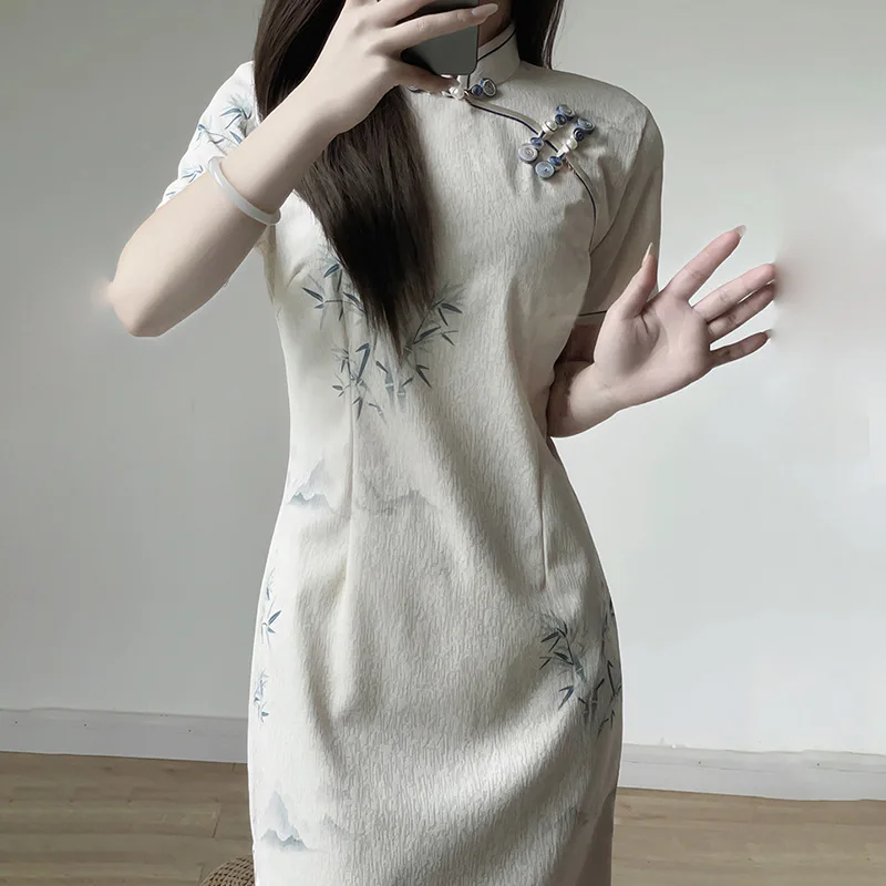 Элегантное повседневное длинное ципао для молодых девушек: обновленный китайский стиль, круглый воротник, короткий рукав, удобная посадка
Элегантное повседневное длинное ципао для молодых девушек: обновленный китайский стиль, круглый воротник, короткий рукав, удобная посадка