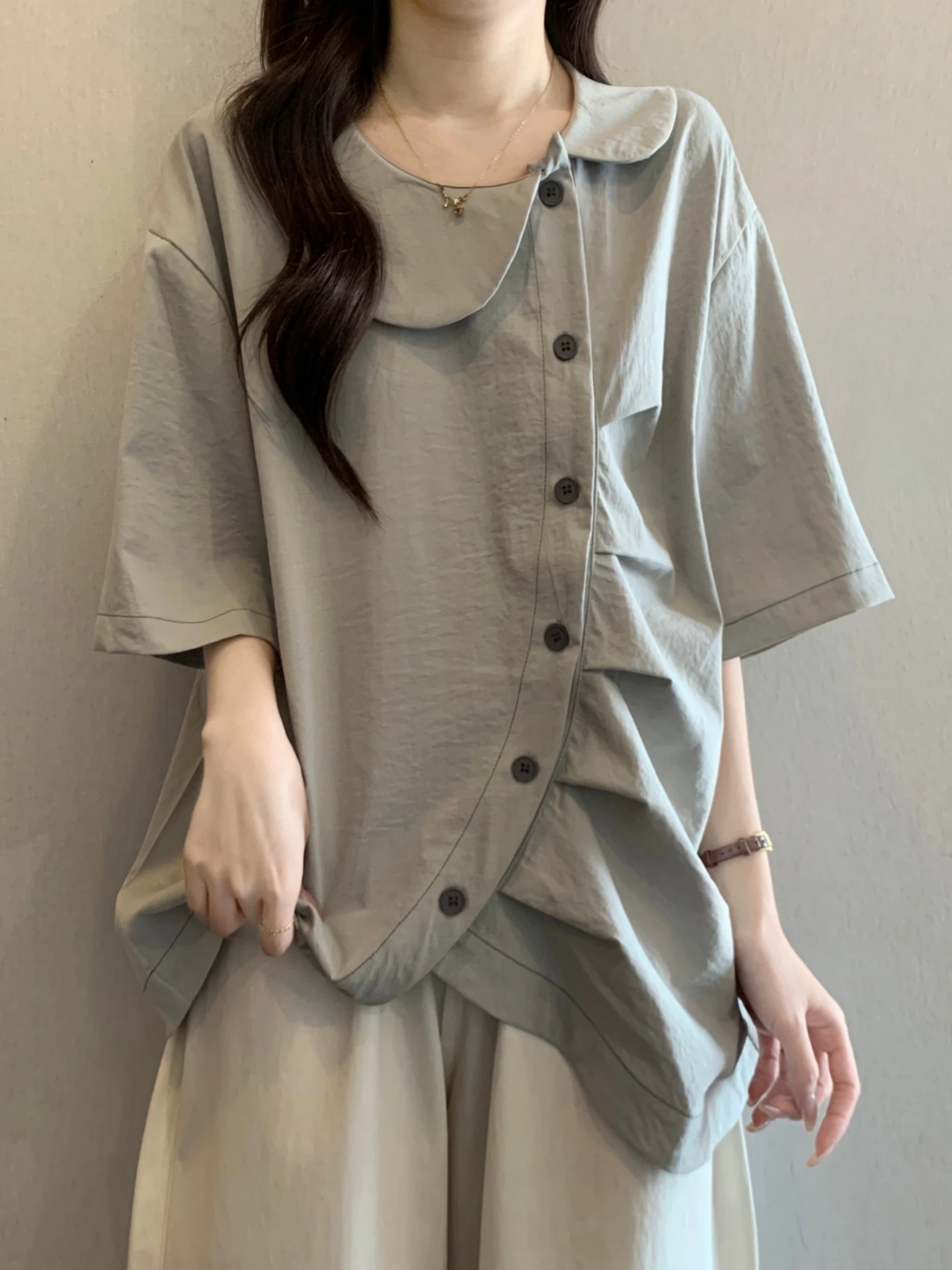 Slimming Short Sleeve Doll Collar Shirt Women's Base Layer Summer New plus Size Folded Design Sense Korean Style Commute Wind
Slimming Short Sleeve Doll Collar Shirt Women's Base Layer Summer New plus Size Folded Design Sense Korean Style Commute Wind