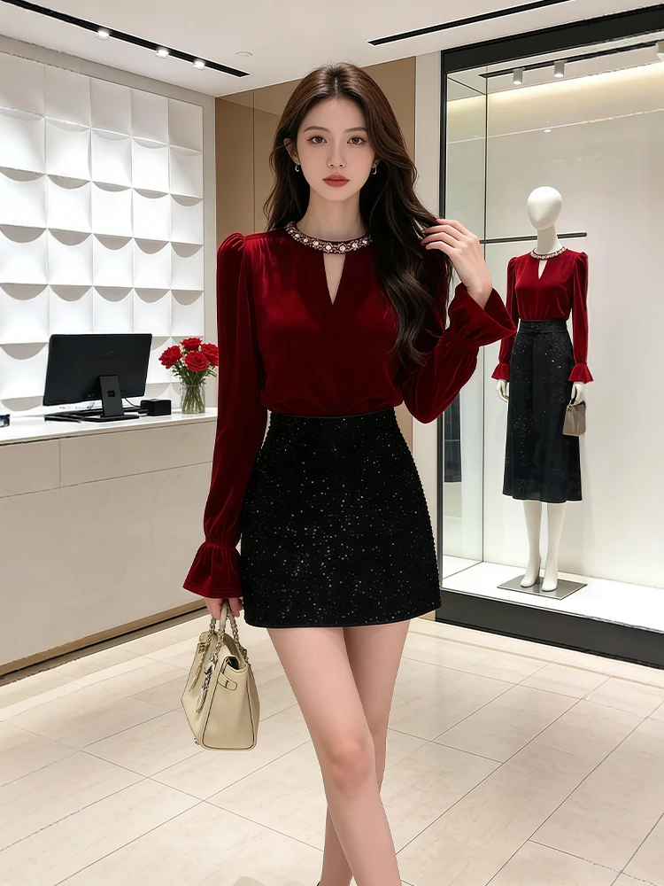 Pure Desire Winter 2025 Red V-neck Top Black Skirt Set Fashionable Casual Outfit High Waist Short Skirt Two-piece Set
Pure Desire Winter 2025 Red V-neck Top Black Skirt Set Fashionable Casual Outfit High Waist Short Skirt Two-piece Set