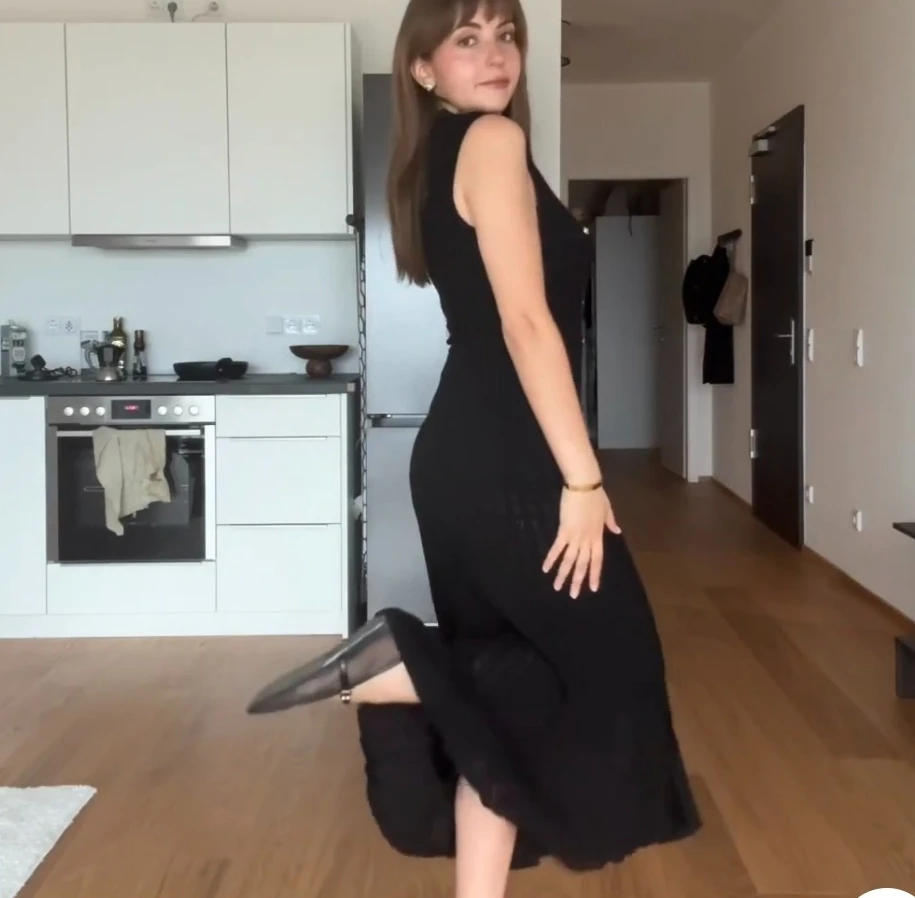 Women's elegant round neck knitted dress sleeveless slim fit single breasted pockets fashionable midi robe
Women's elegant round neck knitted dress sleeveless slim fit single breasted pockets fashionable midi robe