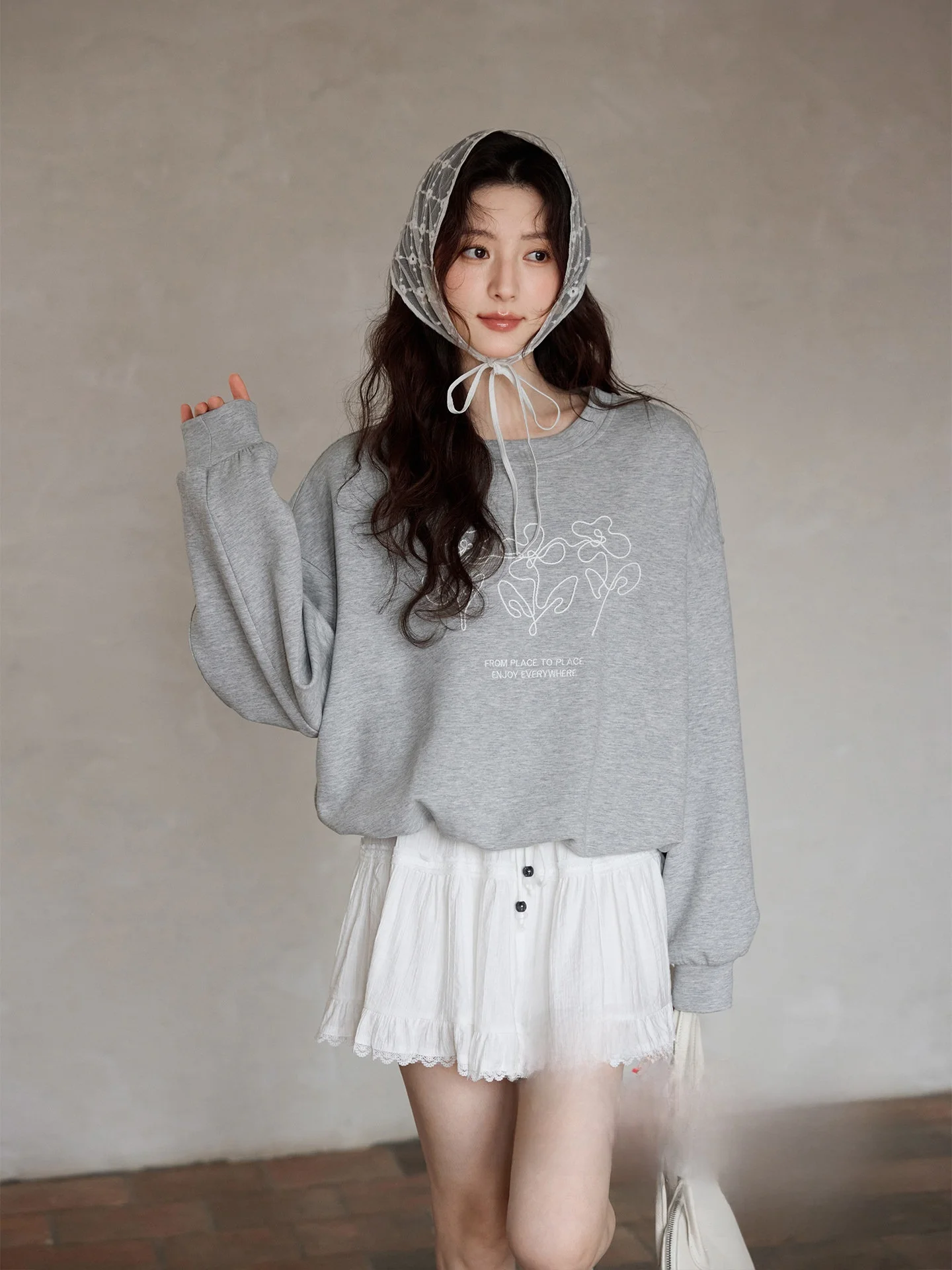 Elegant Grey Long Sleeve Sweatshirt Loose Fashionable Korean Style Spring Anti-Seasonal Women's Casual Comfortable Top
Elegant Grey Long Sleeve Sweatshirt Loose Fashionable Korean Style Spring Anti-Seasonal Women's Casual Comfortable Top