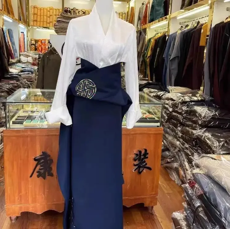 Chinese Tibetan Ethnic Style Fashionable and Minimalist Embroidered Tibetan Robe Made of Tema Fabric Kangba Tibetan Robe
Chinese Tibetan Ethnic Style Fashionable and Minimalist Embroidered Tibetan Robe Made of Tema Fabric Kangba Tibetan Robe