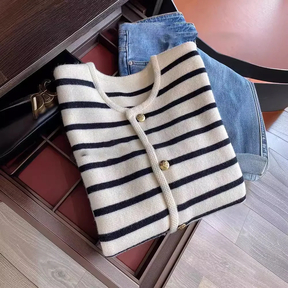 Black and White Striped Knitted Sweater for Women Spring Autumn Korean Style Single Breasted Soft Short Tops Casual Cardigan
Black and White Striped Knitted Sweater for Women Spring Autumn Korean Style Single Breasted Soft Short Tops Casual Cardigan