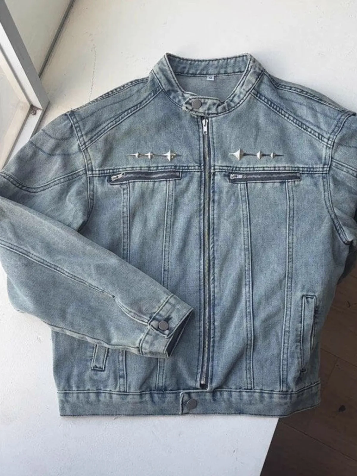 Ретро-куртка-бомбер в американском стиле с заклепками, мужская, весенне-осенняя, с воротником-стойкой, из джинсовой ткани, с эффектом потертости, для создания стильного образа.
Ретро-куртка-бомбер в американском стиле с заклепками, мужская, весенне-осенняя, с воротником-стойкой, из джинсовой ткани, с эффектом потертости, для создания стильного образа.