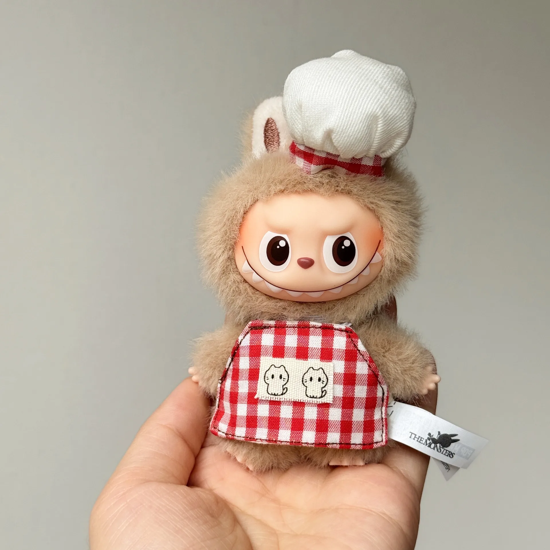 Одежда для 4-го поколения Mini LABUBU 4,0 Pin For Love Series 10 см Кукольный наряд Клетчатый ретро-фартук с шляпой шеф-повара Стиль домашней одежды 
Одежда для 4-го поколения Mini LABUBU 4,0 Pin For Love Series 10 см Кукольный наряд Клетчатый ретро-фартук с шляпой шеф-повара Стиль домашней одежды