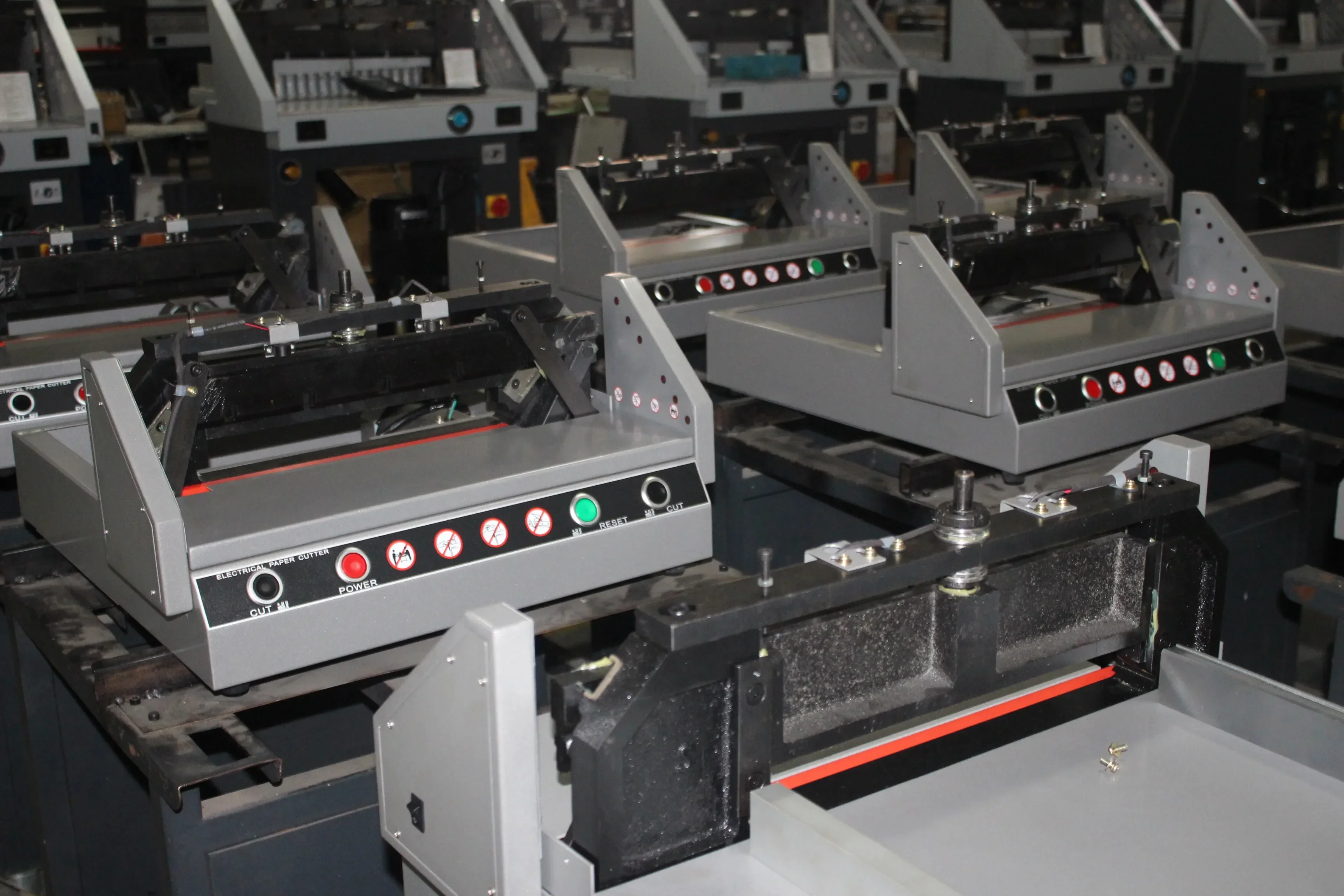 Durable and reliable CYE330D desktop electric paper cutter guillotine machine mini paper cutting machine with 40mm thickness
Durable and reliable CYE330D desktop electric paper cutter guillotine machine mini paper cutting machine with 40mm thickness