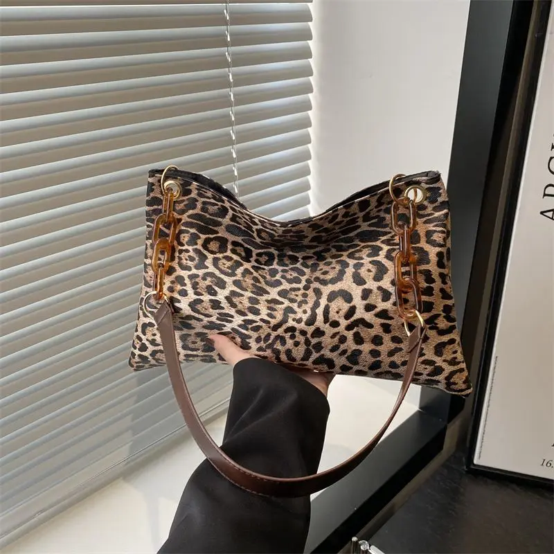 Большая сумка с леопардовым узором, новый стиль, дорожная сумка через плечо, винтажная парусиновая сумка через плечо, нишевая дизайнерская леопардовая пригородная сумка
Большая сумка с леопардовым узором, новый стиль, дорожная сумка через плечо, винтажная парусиновая сумка через плечо, нишевая дизайнерская леопардовая пригородная сумка