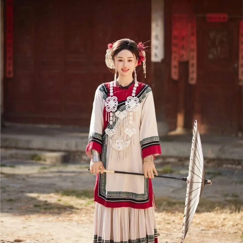 Exotic costumes and traditional Chinese red travel photography dance
Exotic costumes and traditional Chinese red travel photography dance