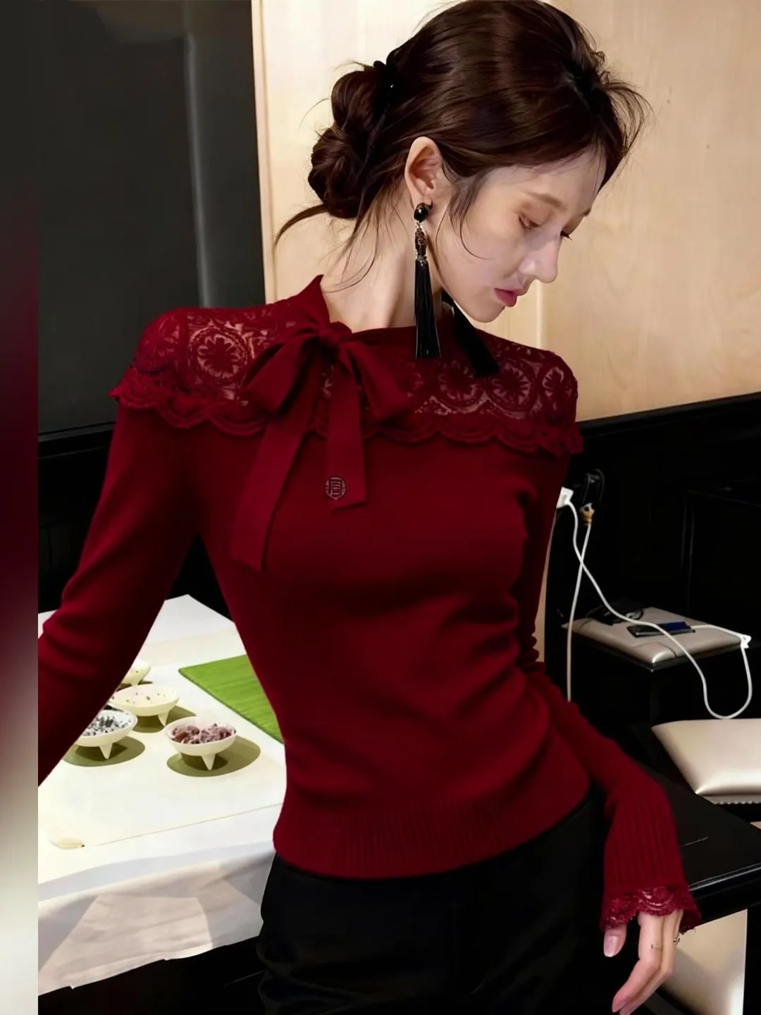 Red Wine Color Lace Knot Base Shirt Women's Design Sense Splicing Winter New Style Commute Korean Version Straight ...
Red Wine Color Lace Knot Base Shirt Women's Design Sense Splicing Winter New Style Commute Korean Version Straight ...