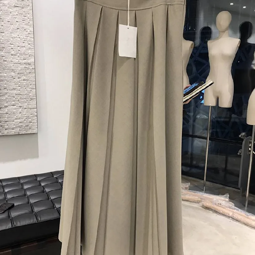 SuperAen Korea 2025 Spring and Summer New Fashion High Waist Thin Wrinkled Skirt
SuperAen Korea 2025 Spring and Summer New Fashion High Waist Thin Wrinkled Skirt