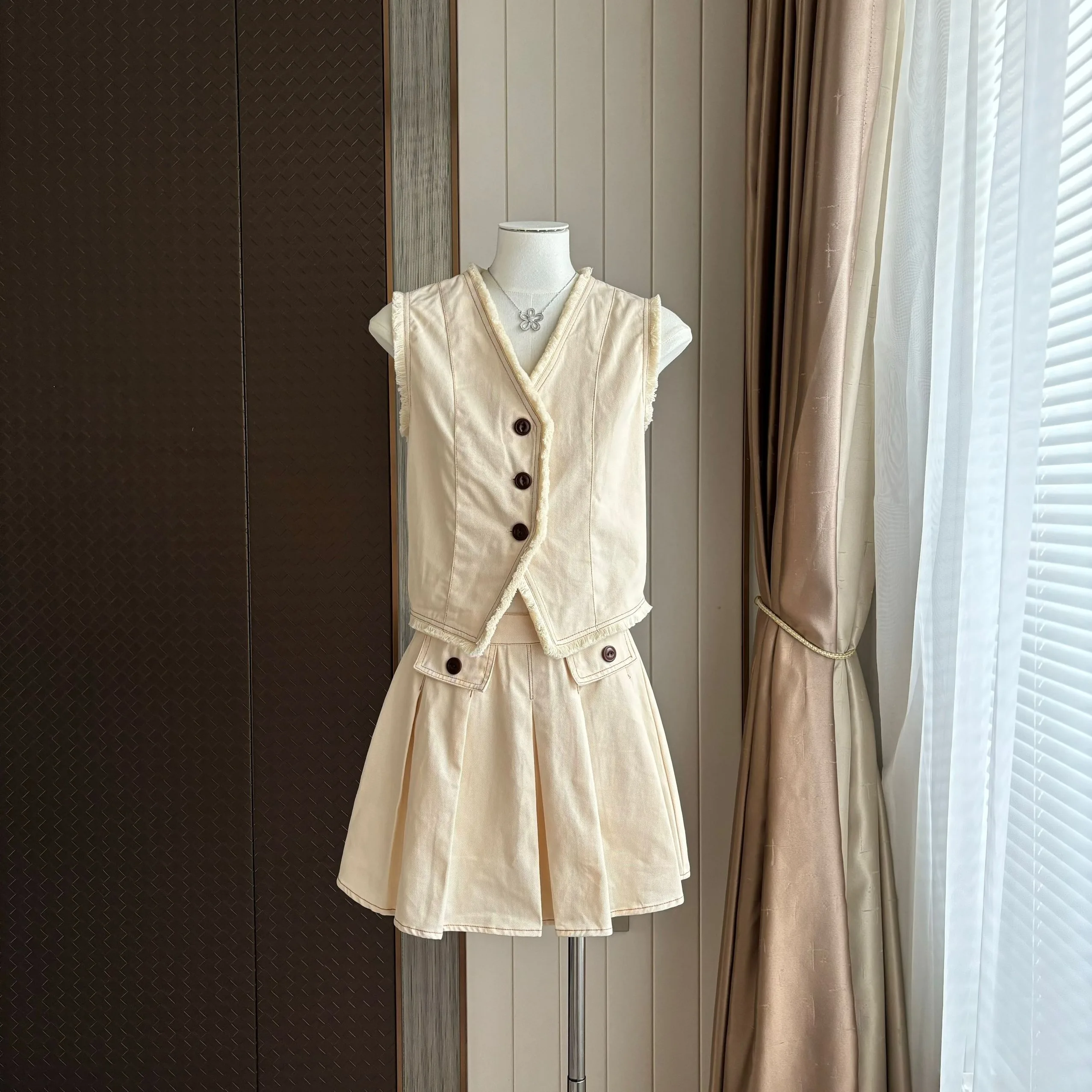 Women's Spring Summer Streetwear Two Pieces Skirt Set Lady V Neck Sleeveless Single Breasted Vest Top + A Line Pleated Skirt
Women's Spring Summer Streetwear Two Pieces Skirt Set Lady V Neck Sleeveless Single Breasted Vest Top + A Line Pleated Skirt