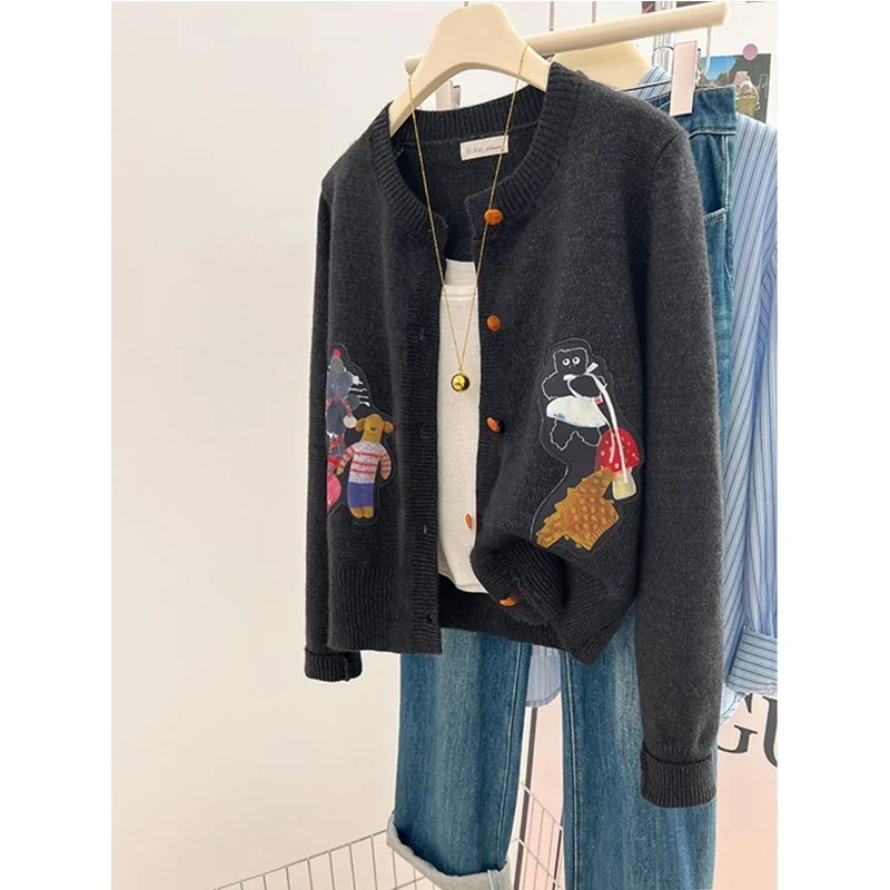 Корейский модный вязаный кардиган с вышивкой, осень-зима, модный свитер на пуговицах с круглым вырезом и длинными рукавами, пальто, женский топ, футболка
Корейский модный вязаный кардиган с вышивкой, осень-зима, модный свитер на пуговицах с круглым вырезом и длинными рукавами, пальто, женский топ, футболка