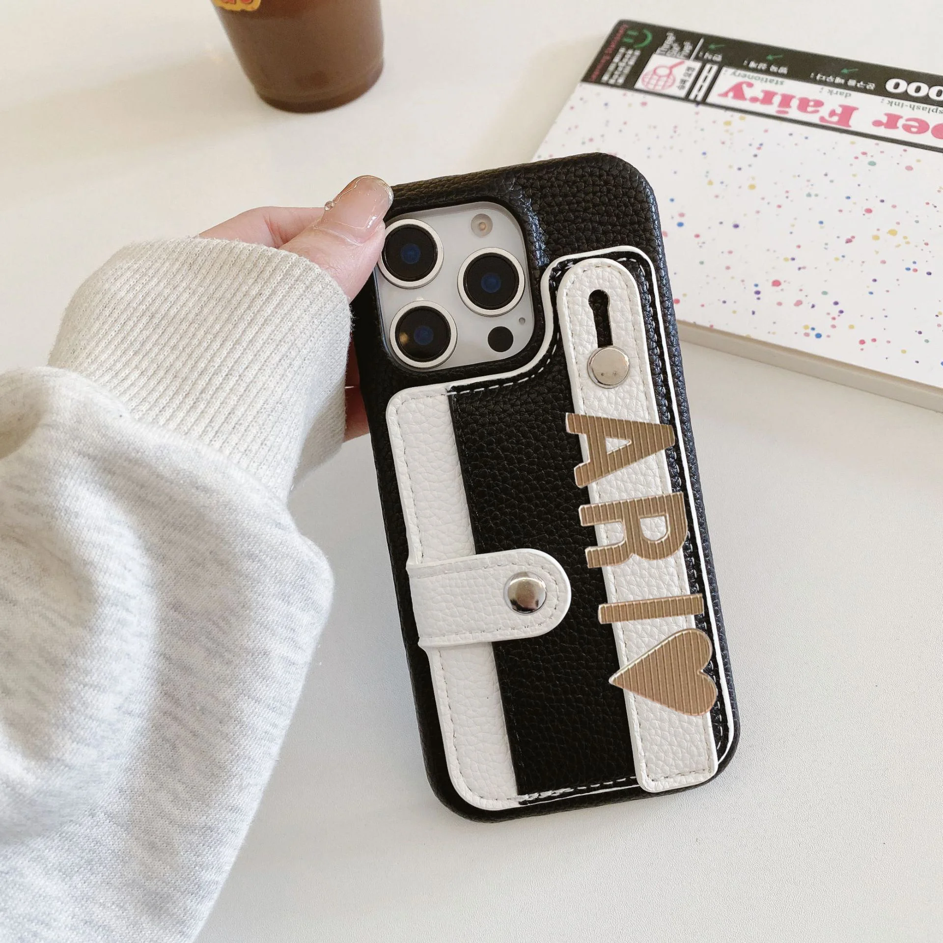 Personalization Custom Metal Name Letter Holding Strap Leather Phone Case For IPhone 16 14pro 15Pro 13Pro Max 12 pro max Cover
Personalization Custom Metal Name Letter Holding Strap Leather Phone Case For IPhone 16 14pro 15Pro 13Pro Max 12 pro max Cover