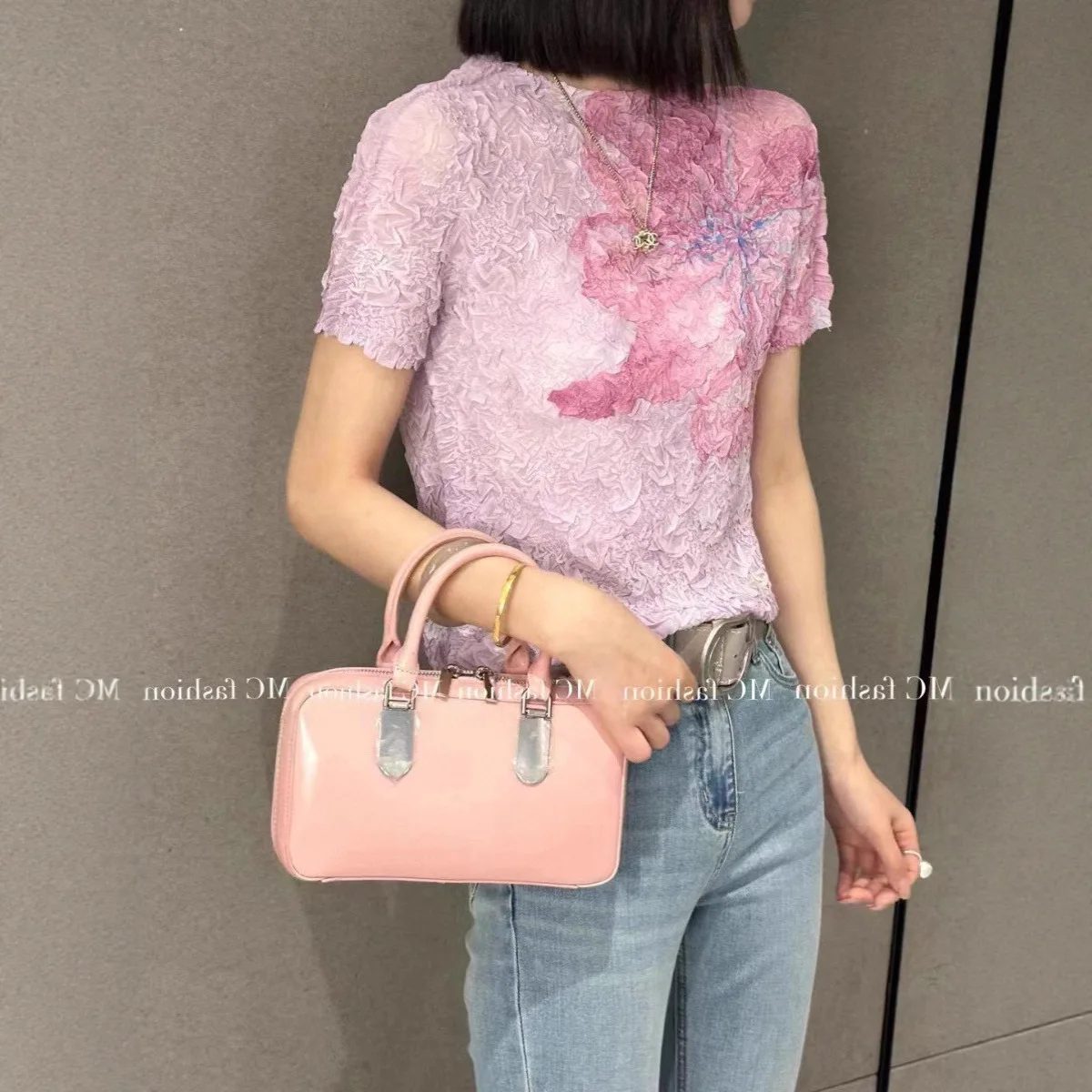 Miyake Высококачественная плиссированная женская футболка с принтом коры, летний шикарный новый повседневный эластичный свободный топ с короткими рукавами 
Miyake Высококачественная плиссированная женская футболка с принтом коры, летний шикарный новый повседневный эластичный свободный топ с короткими рукавами